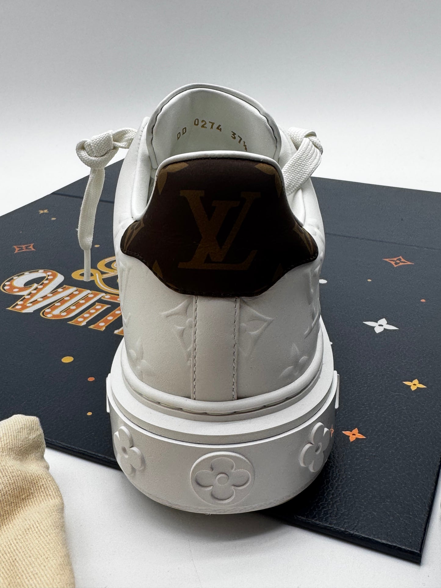 LOUIS VUITTON WOMENS SNEAKERS SIZE 7.5
