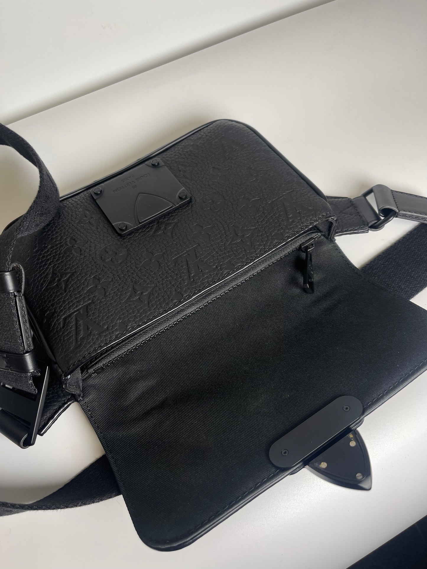 LOUIS VUITTON MEN’S BLACK EMPREINTE CROSSBODY BAG