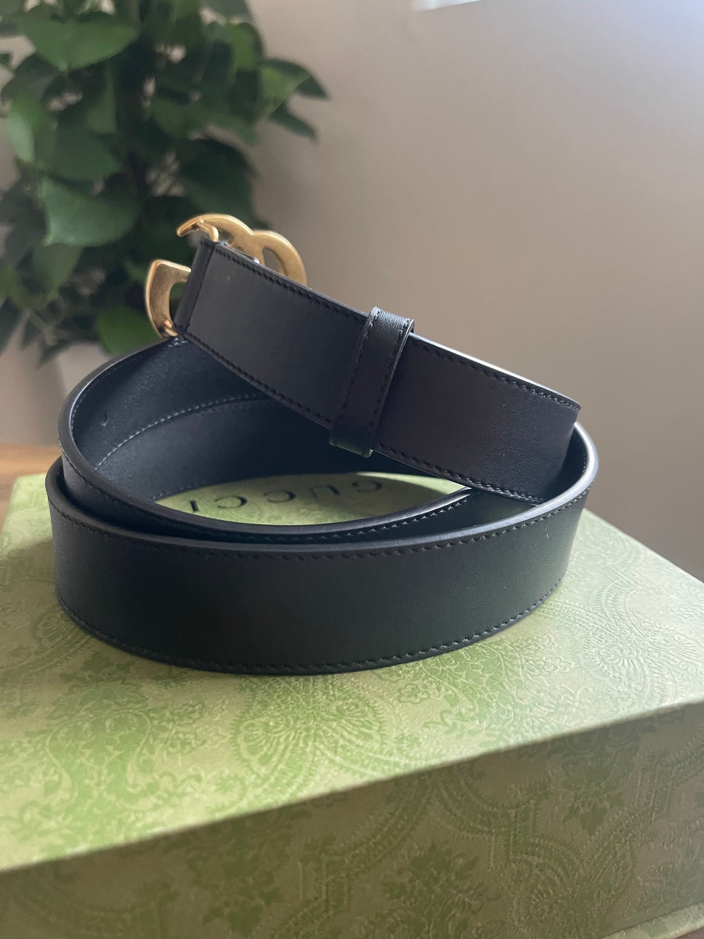 BLACK AND GOLD GUCCI BELT SMALL LOGO