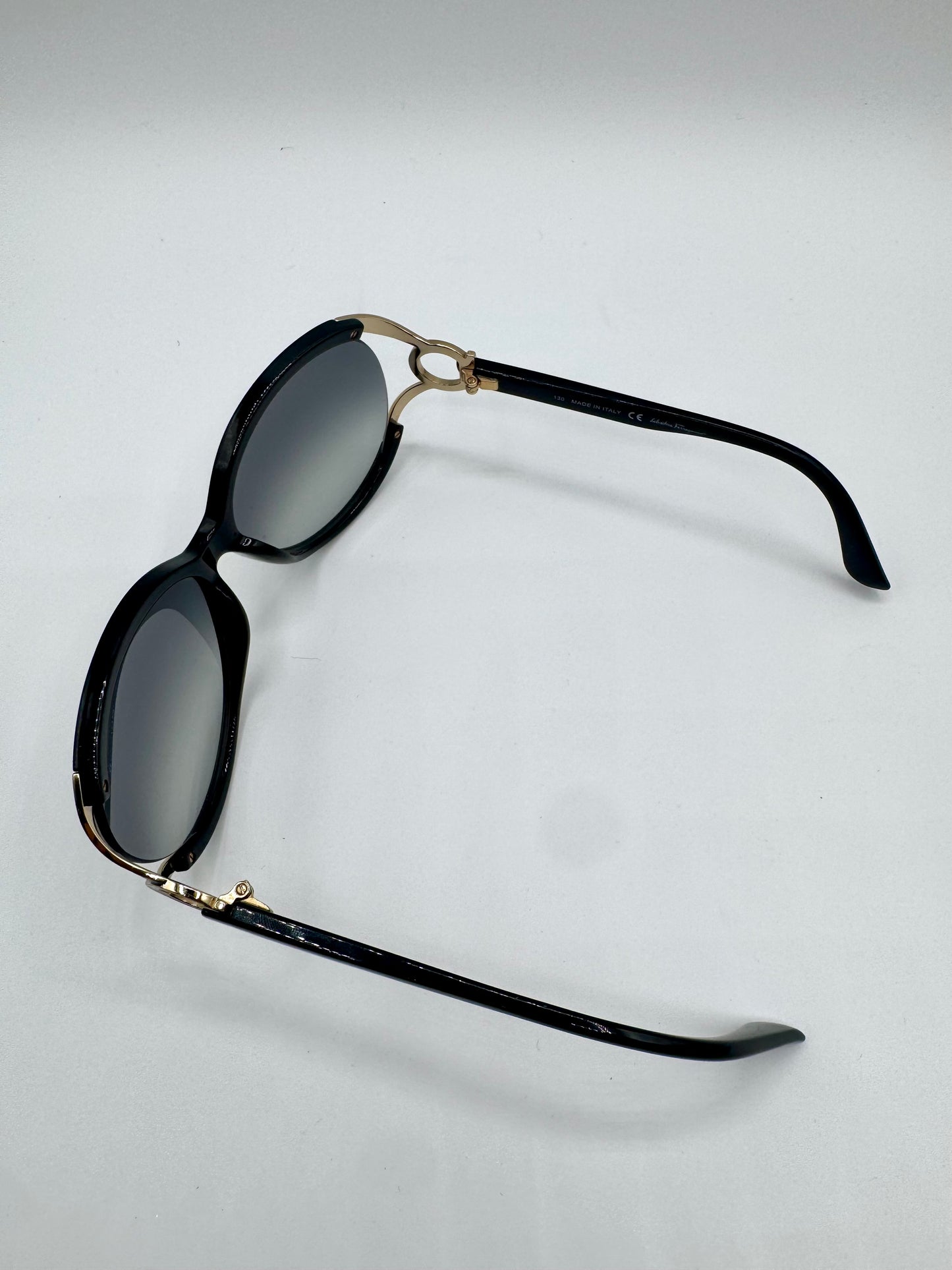 WOMENS ROUND SHAPED FERRAGAMO SUNGLASSES.