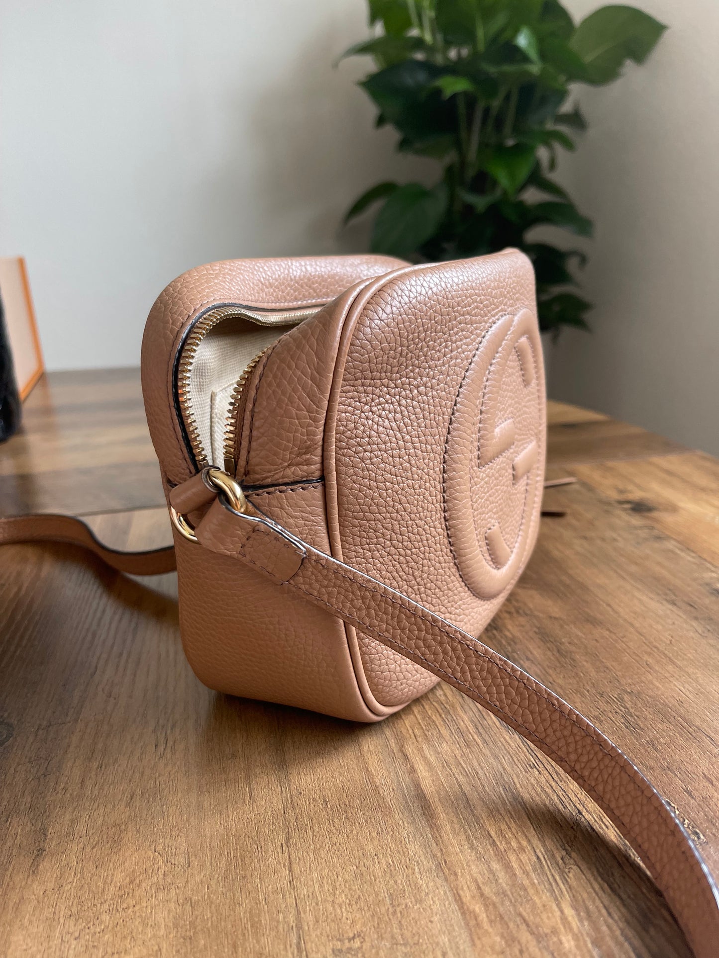 BEIGE GUCCI SOHO CROSSBODY