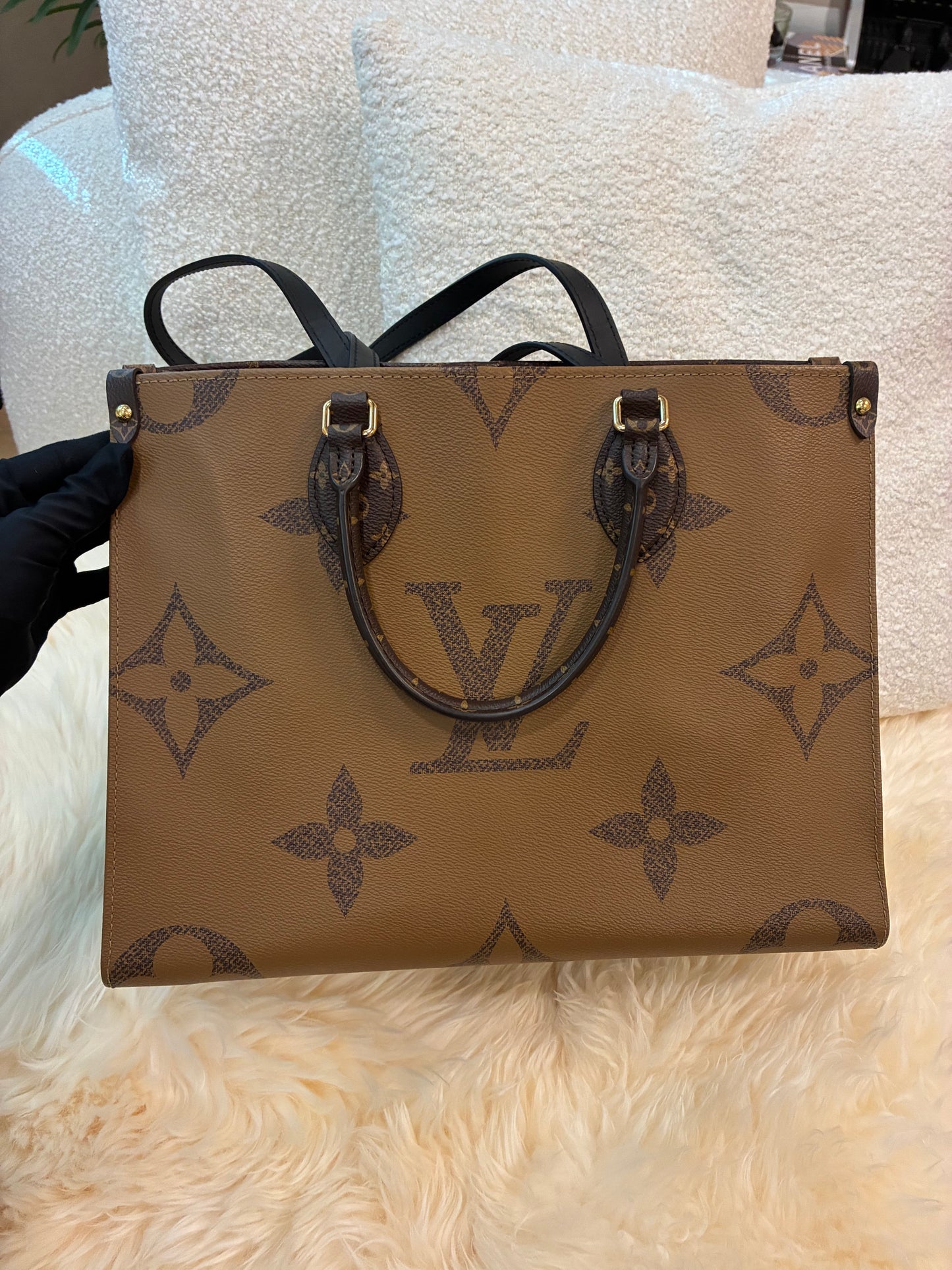 LOUIS VUITTON ON THE GO MM REVERSE MONOGRAM