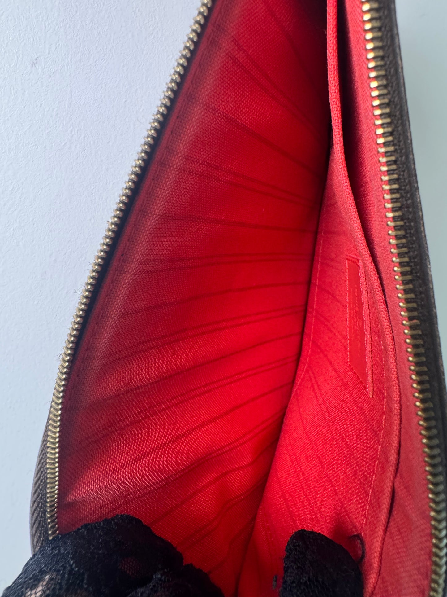 LOUIS VUITTON POUCH MM RED INTERIOR