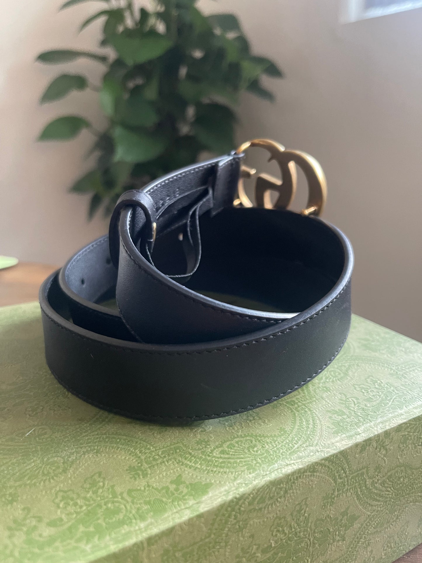 BLACK AND GOLD GUCCI BELT SMALL LOGO