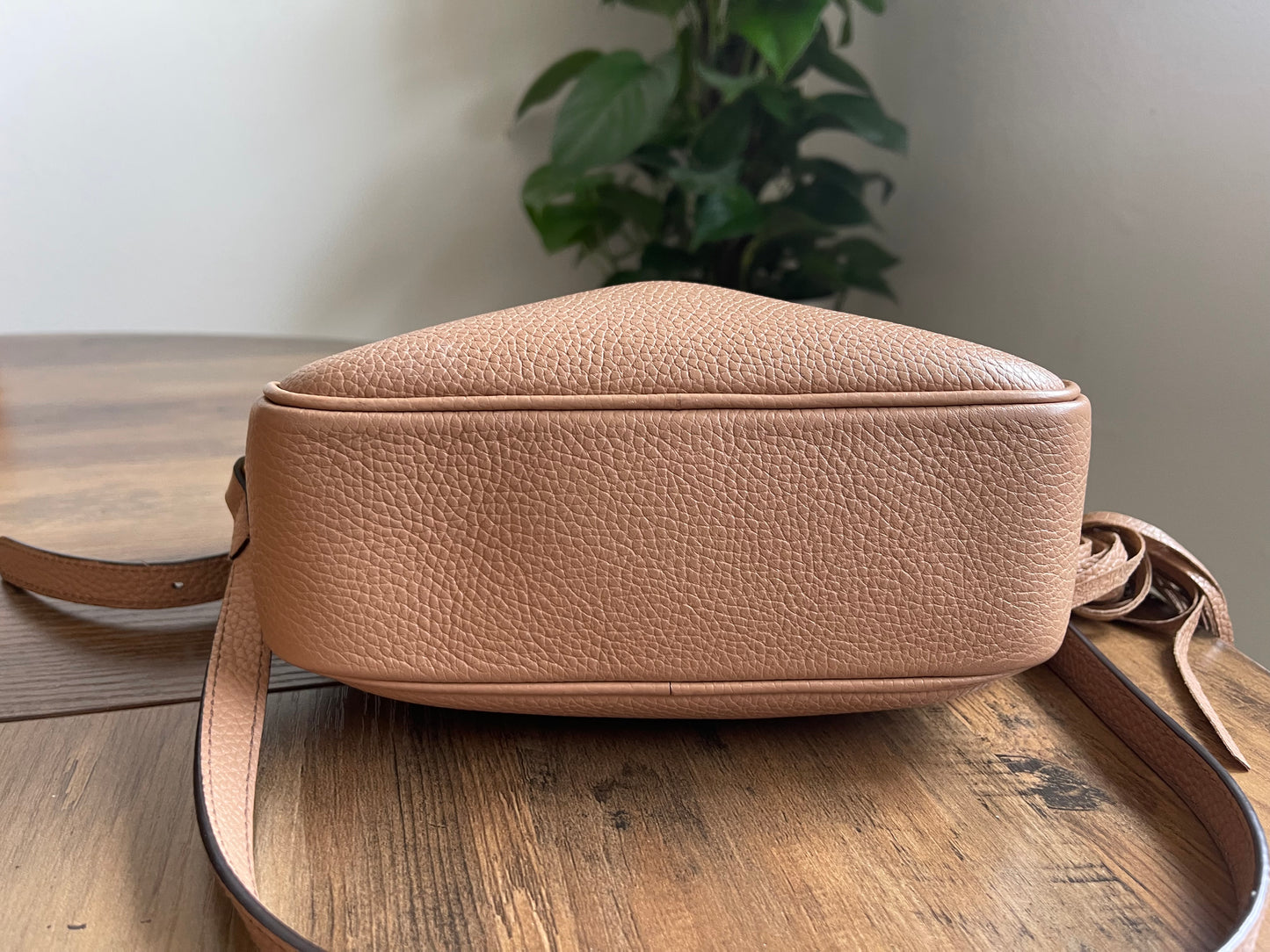 BEIGE GUCCI SOHO CROSSBODY