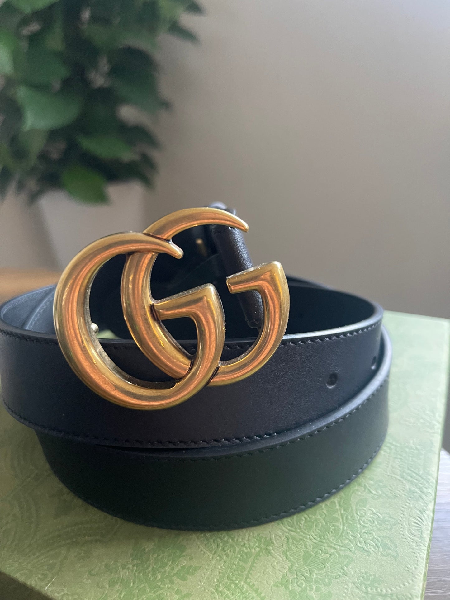 BLACK AND GOLD GUCCI BELT SMALL LOGO
