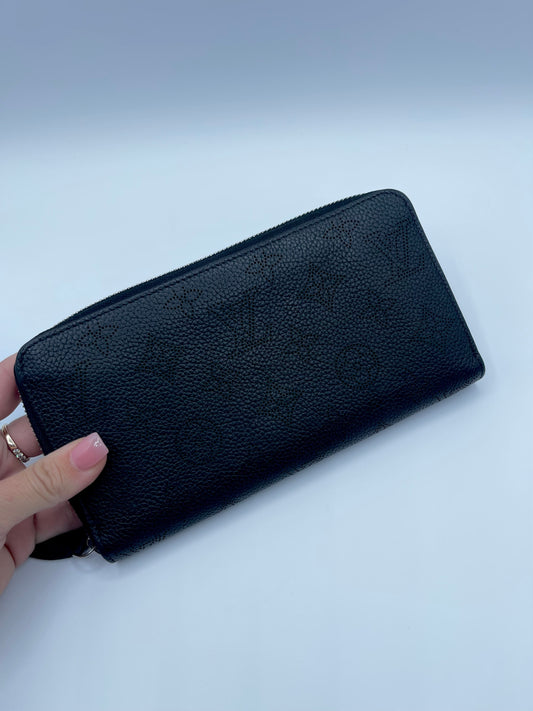 LOUIS VUITTON BLACK MAHINA ZIPPY WALLET