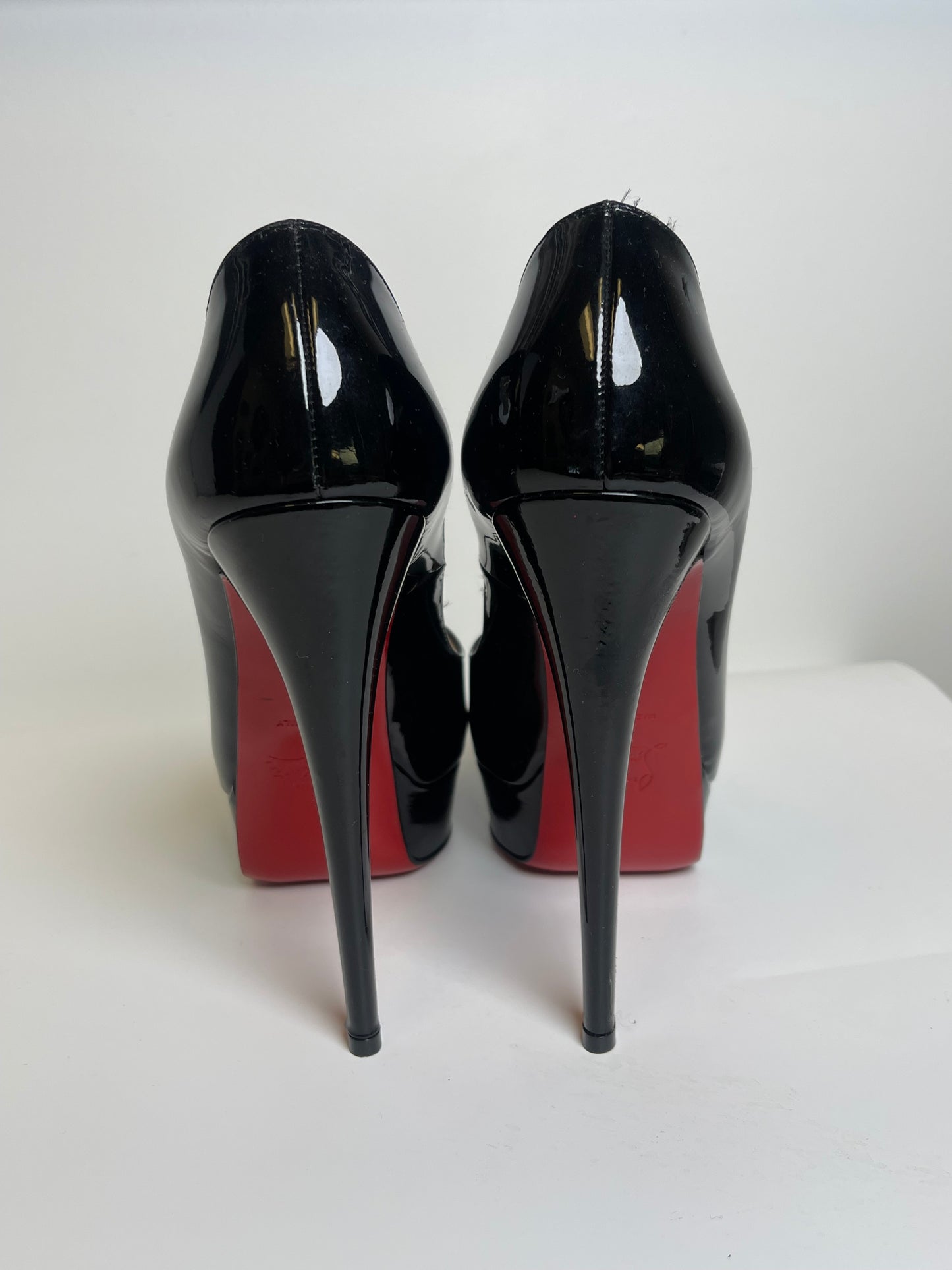 CHRISTIAN LOUBOUTIN SIZE 7.5 PATENT PUMPS