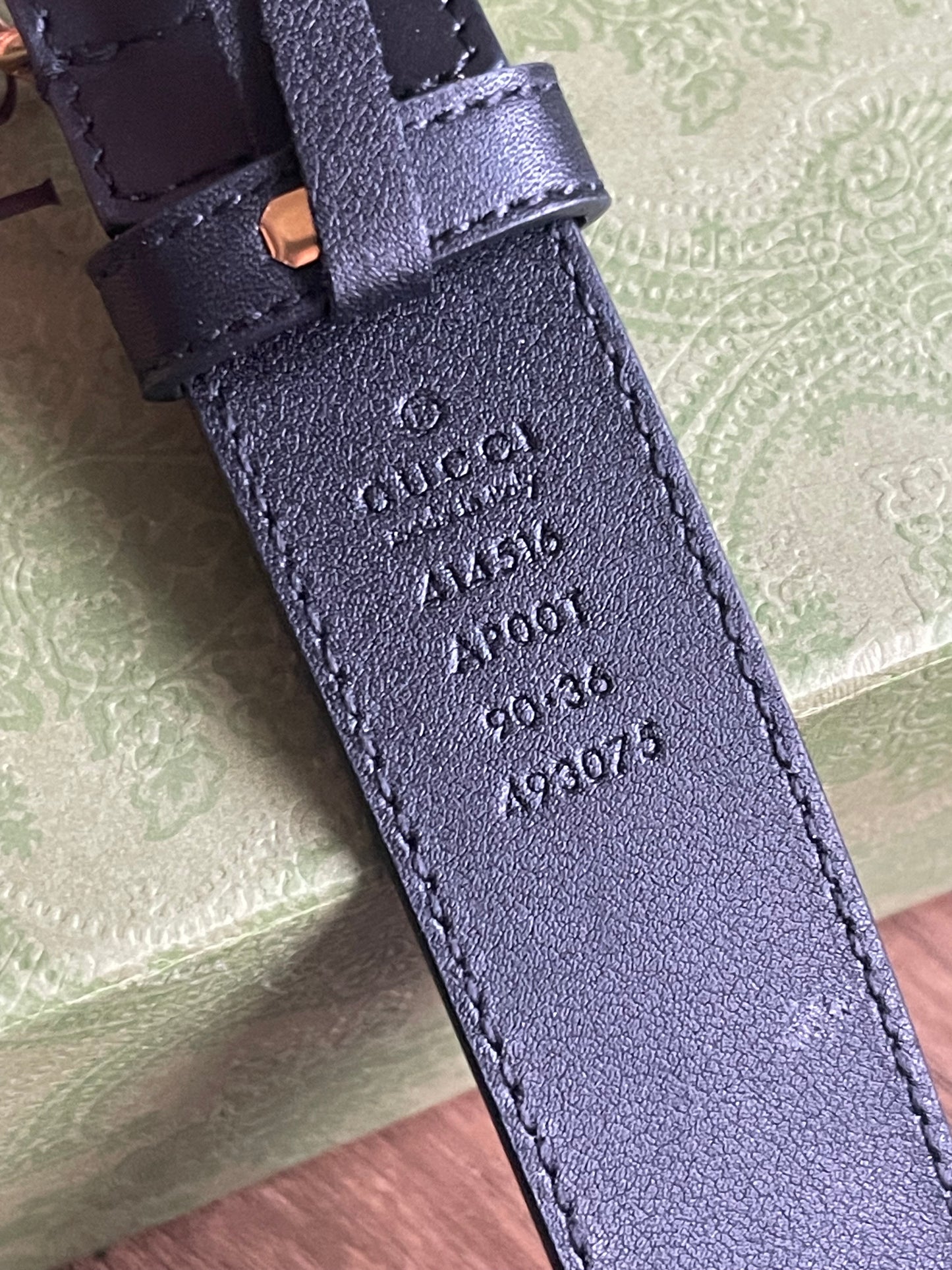 BLACK AND GOLD GUCCI BELT SMALL LOGO