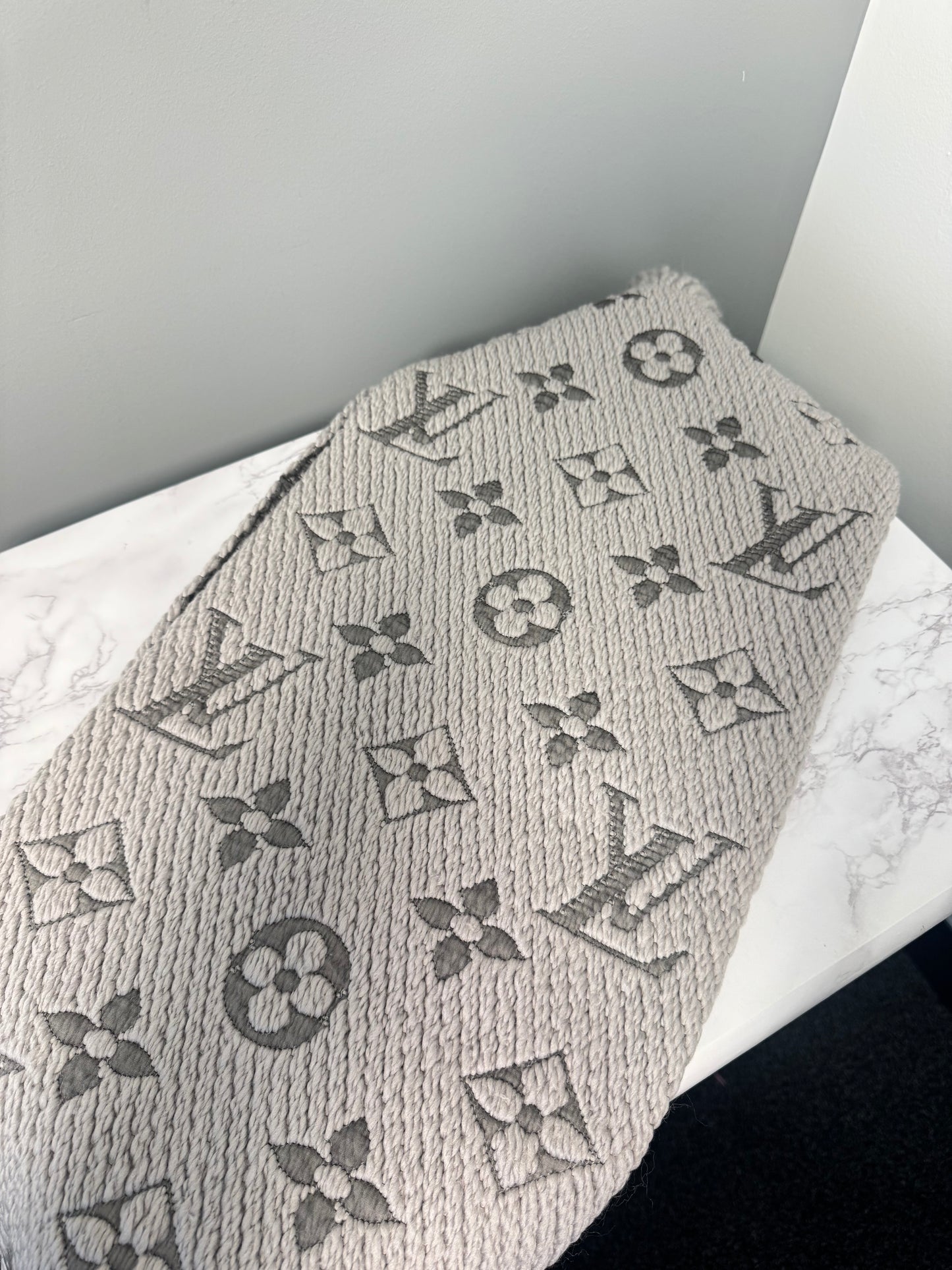 GREY LOUIS VUITTON SCARF