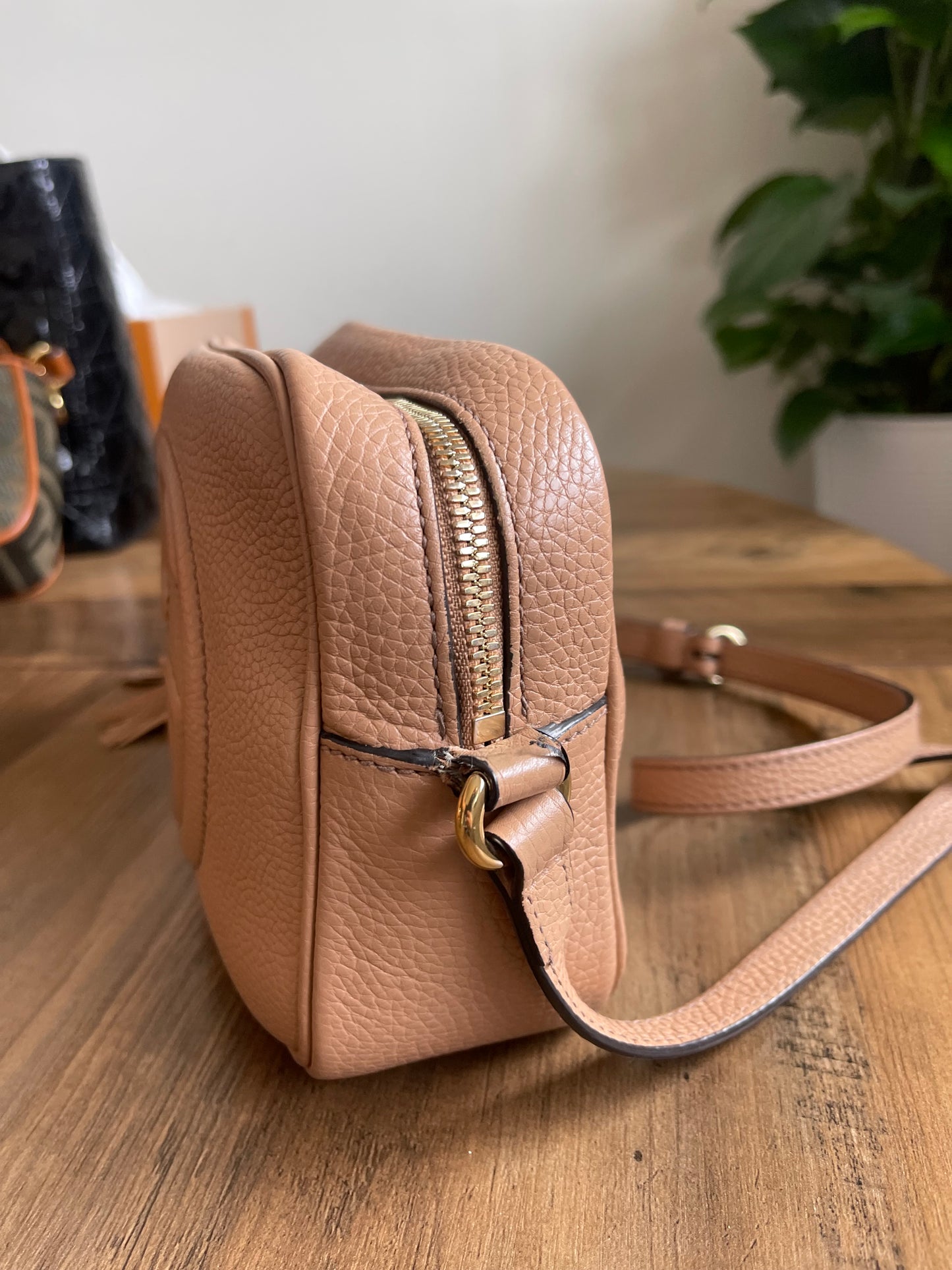 BEIGE GUCCI SOHO CROSSBODY
