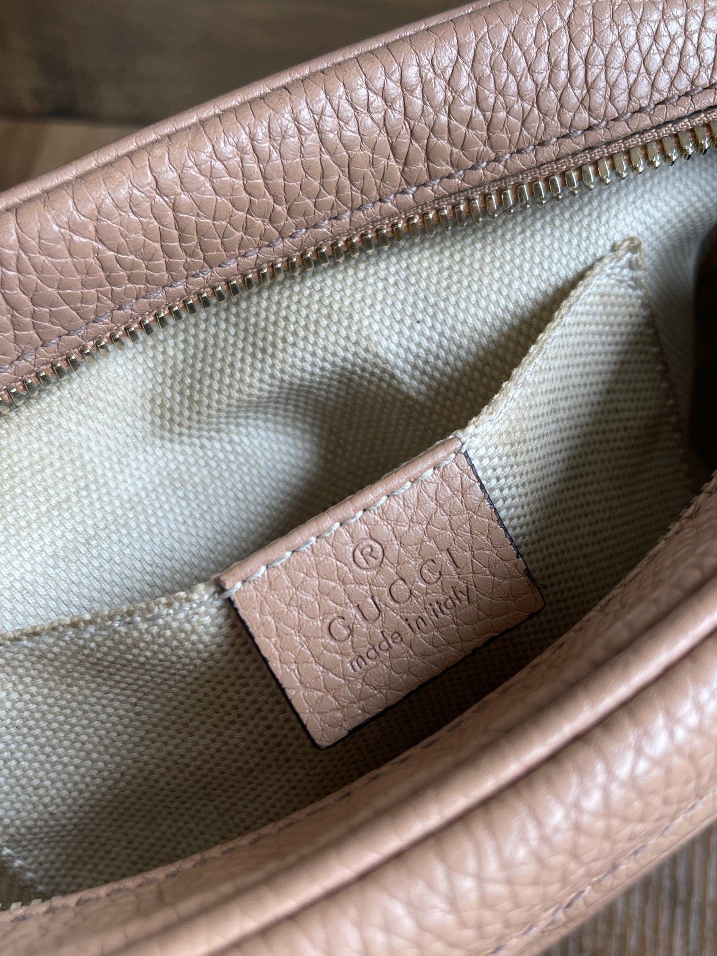 BEIGE GUCCI SOHO CROSSBODY