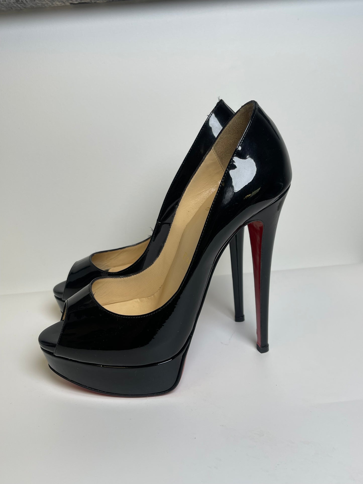 CHRISTIAN LOUBOUTIN SIZE 7.5 PATENT PUMPS