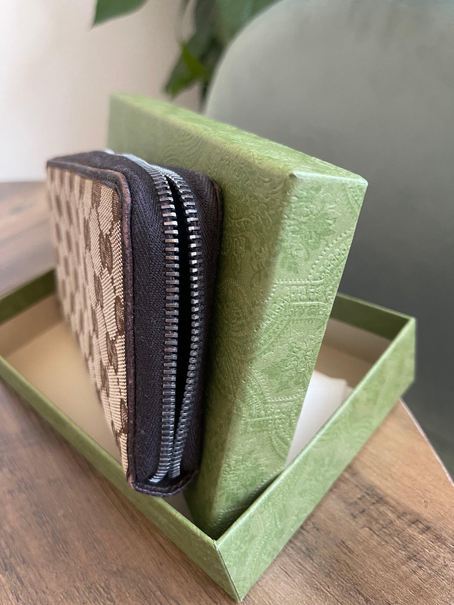 BROWN GUCCI ZIPPY WALLET