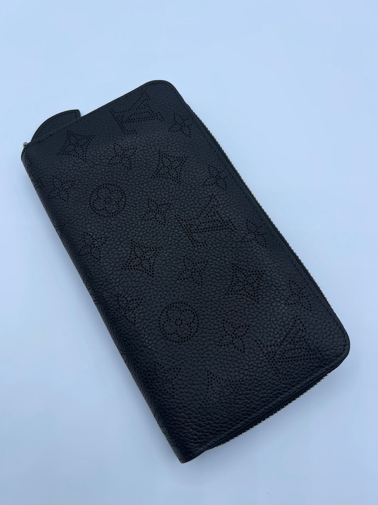 LOUIS VUITTON BLACK MAHINA ZIPPY WALLET