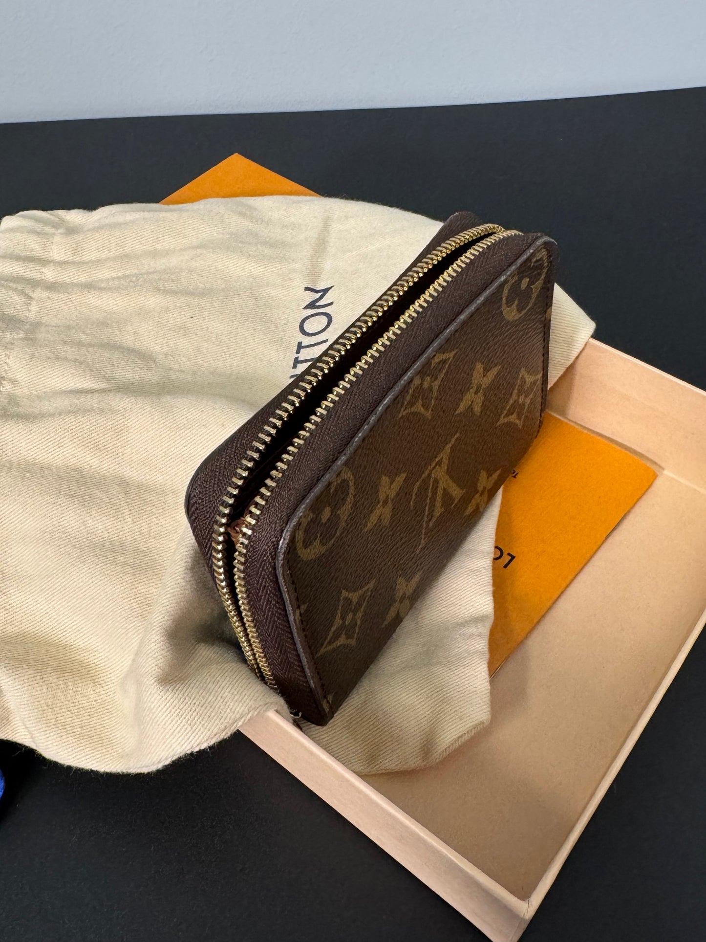 LOUIS VUITTON ZIPPY CARD HOLER