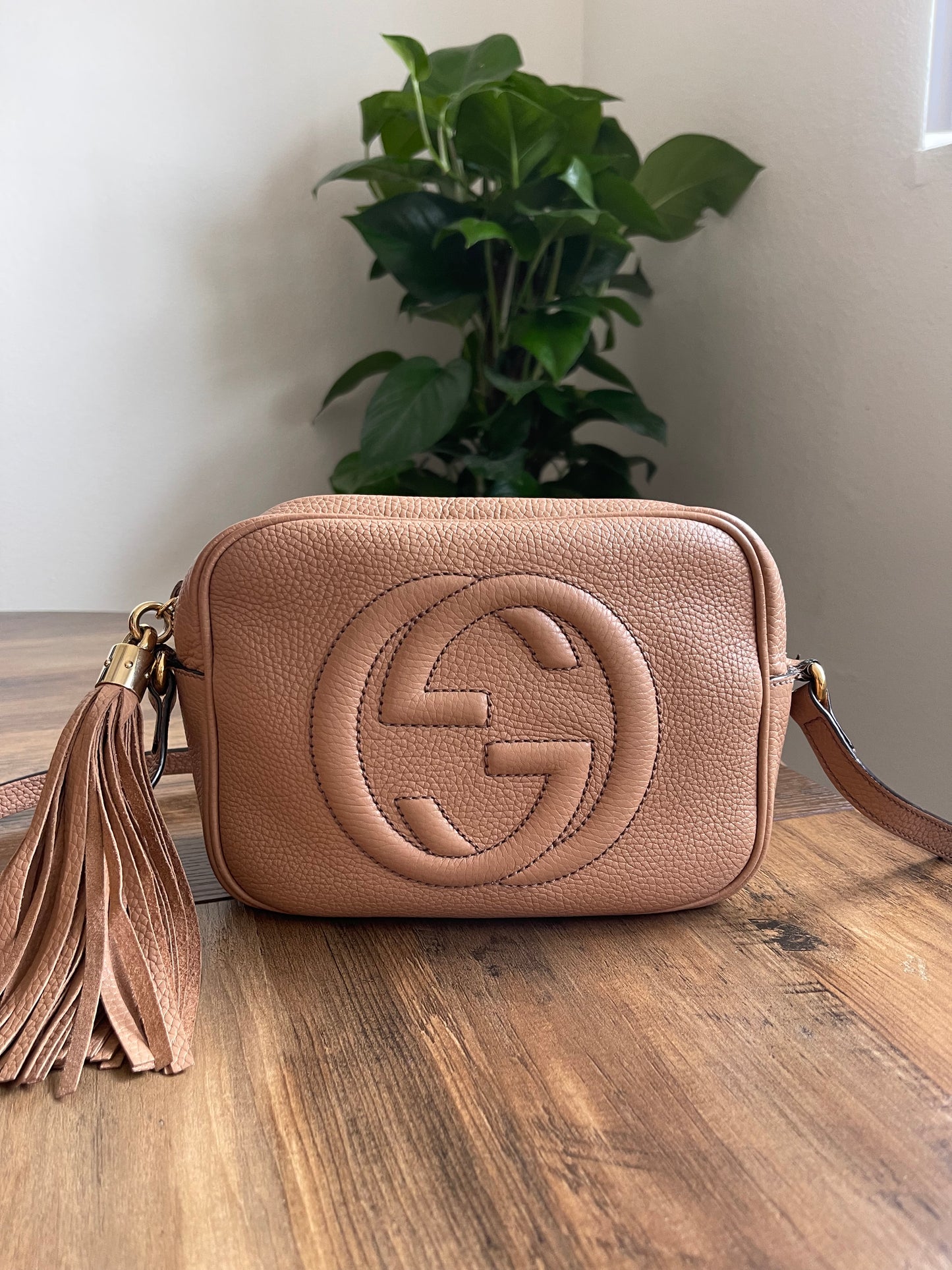 BEIGE GUCCI SOHO CROSSBODY