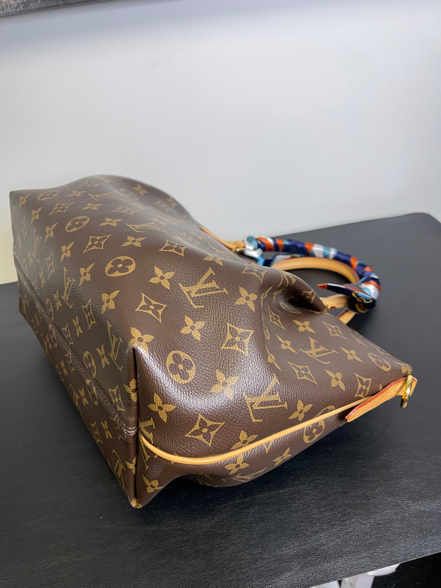 LOUIS VUITTON MM TURNNE