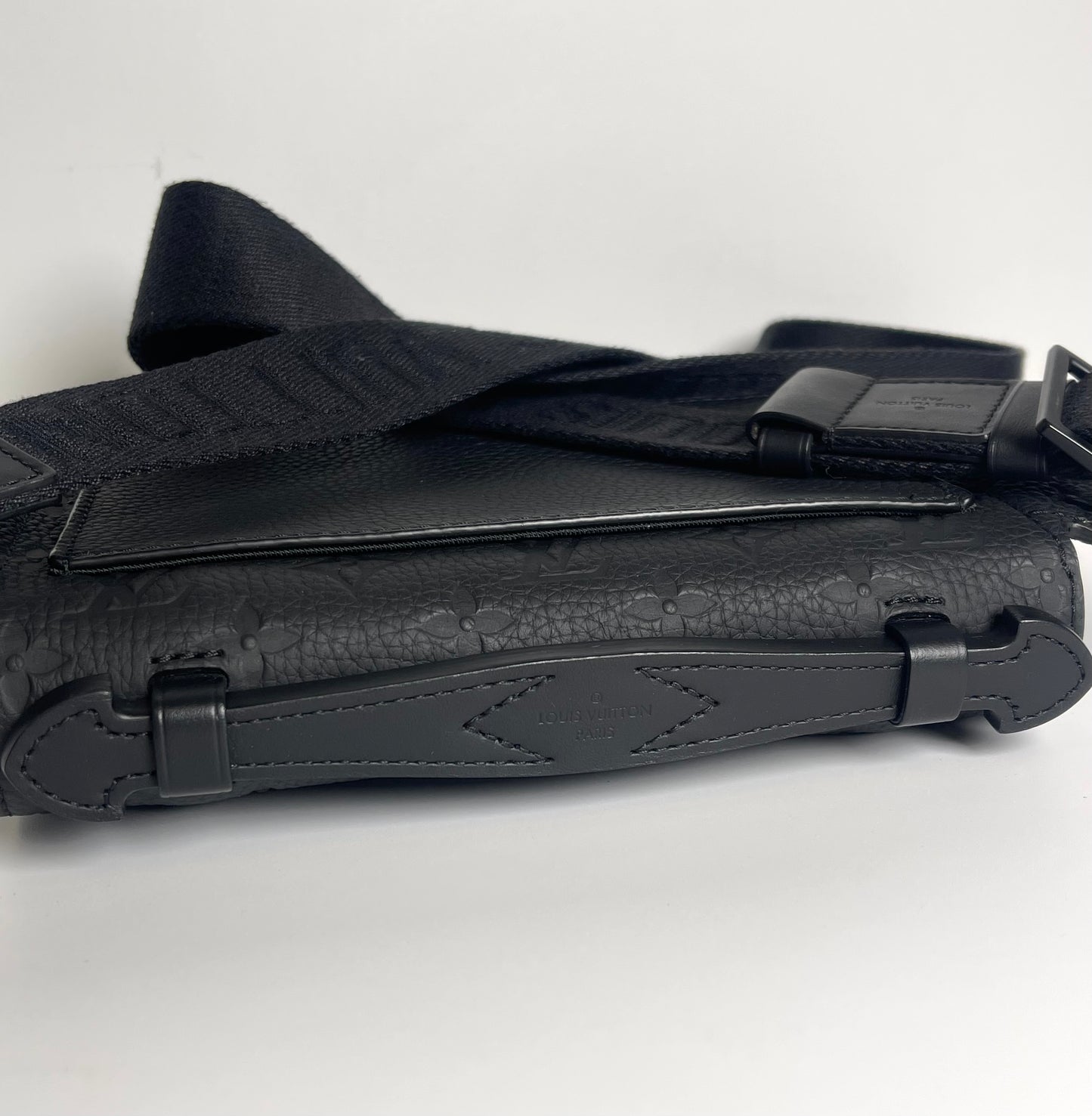 LOUIS VUITTON MEN’S BLACK EMPREINTE CROSSBODY BAG