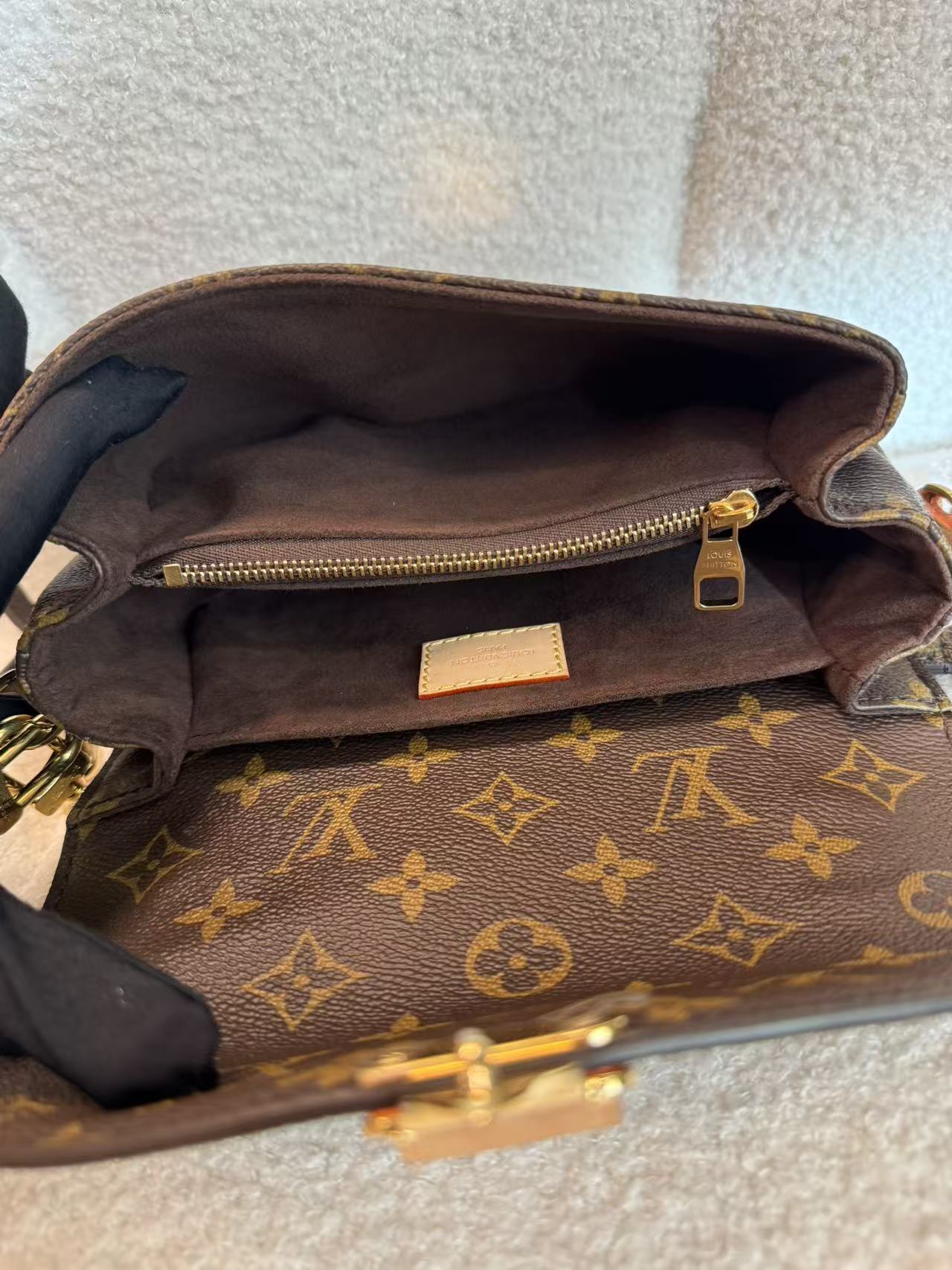 LOUIS VUITTON POCHETTE MÉTIS EAST WEST