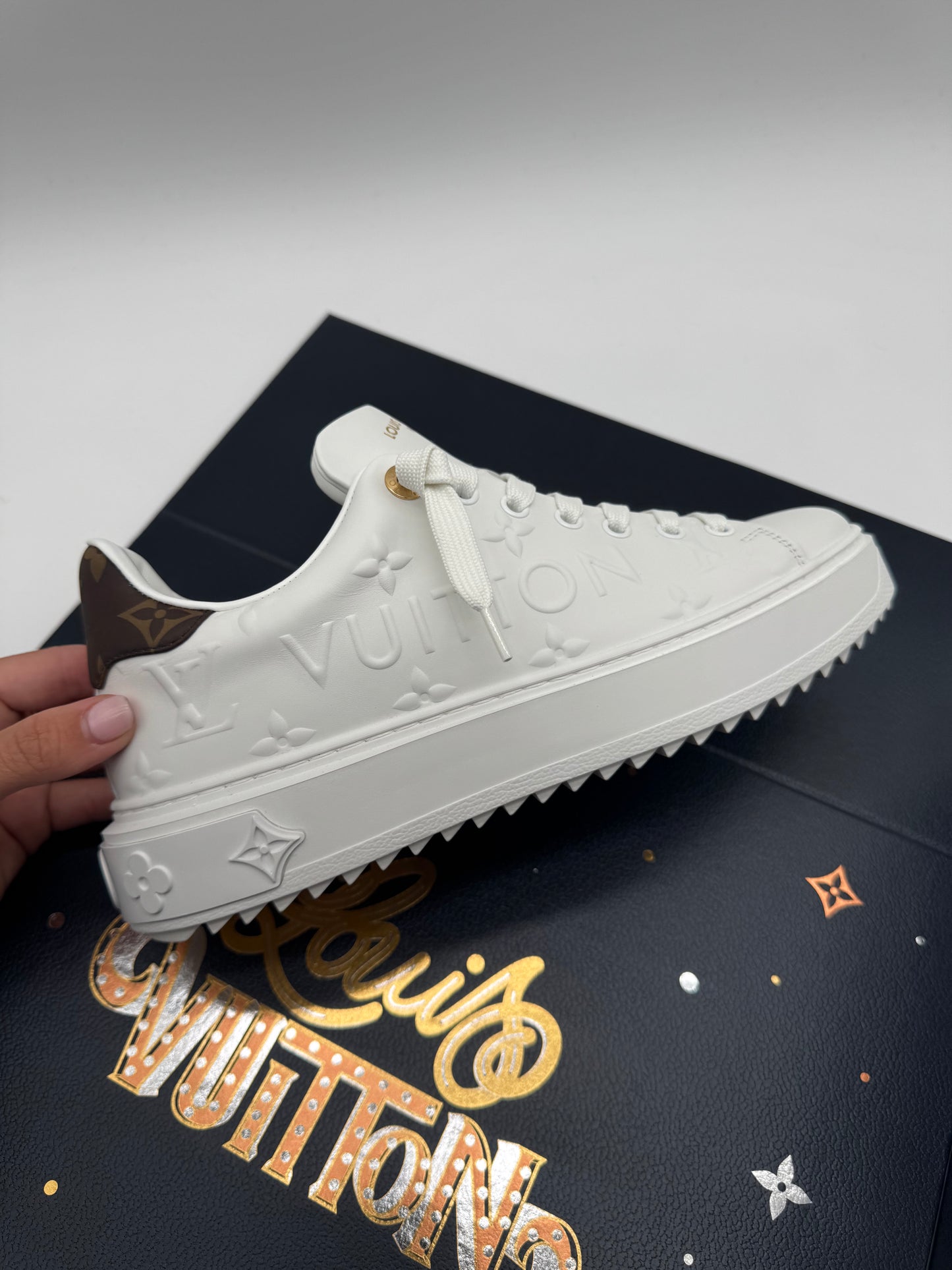 LOUIS VUITTON WOMENS SNEAKERS SIZE 7.5