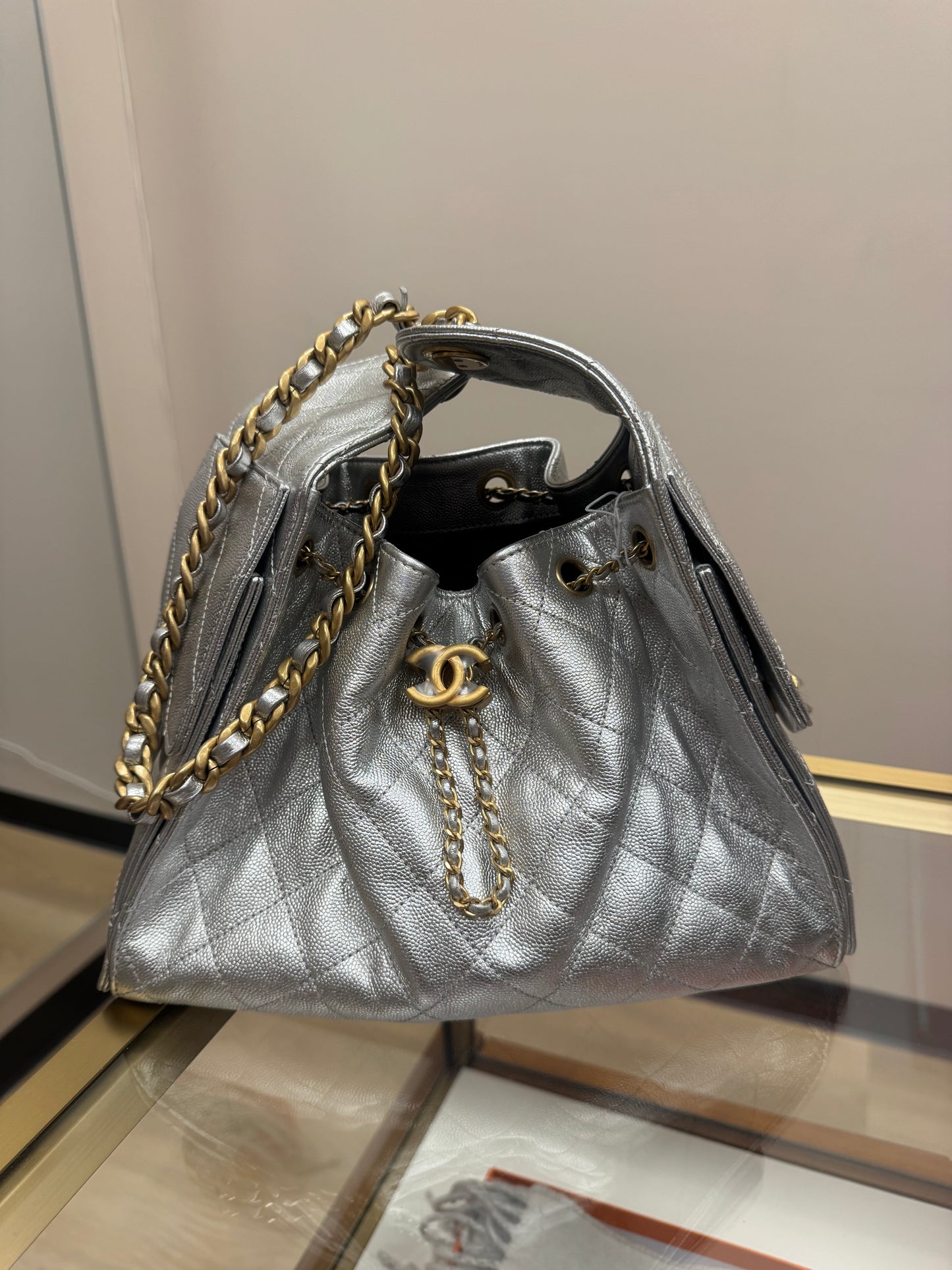 CHANEL 25 METALLIC SILVER (LIKE-NEW!)
