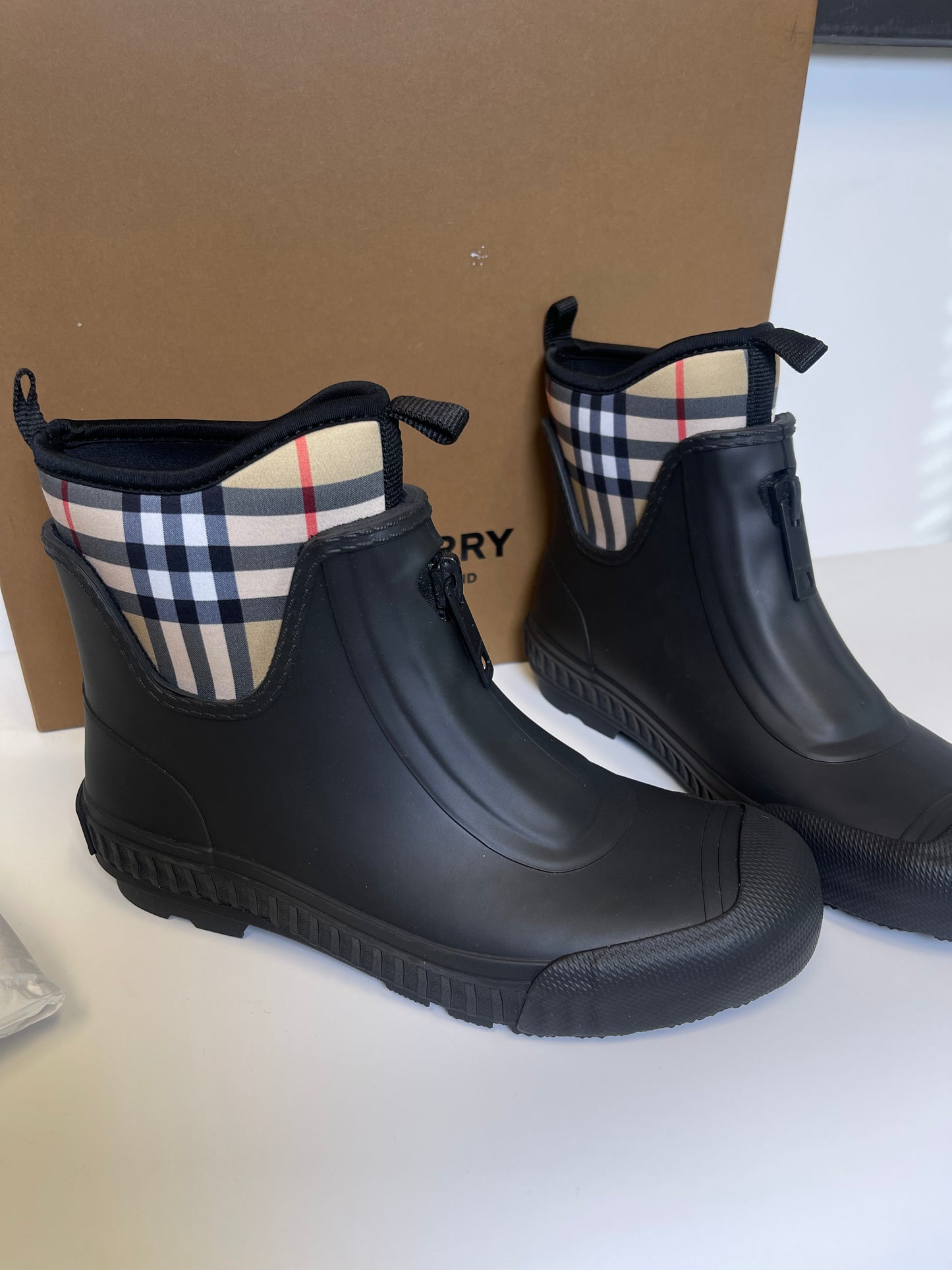 BURBERRY BOOTS SIZE 7