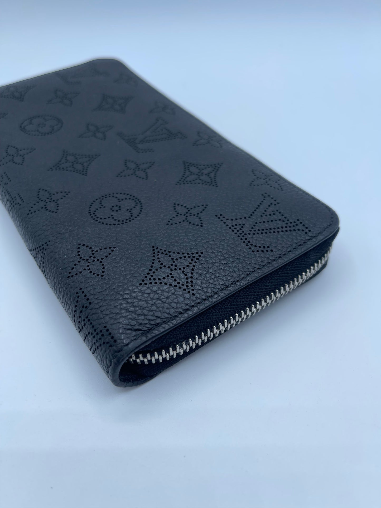 LOUIS VUITTON BLACK MAHINA ZIPPY WALLET