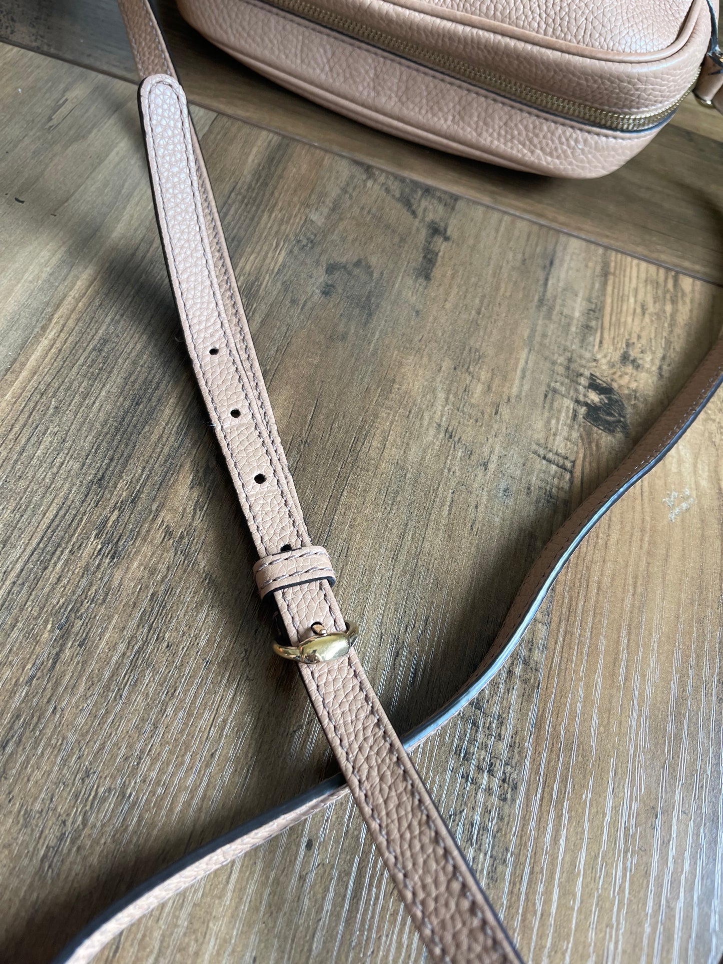 BEIGE GUCCI SOHO CROSSBODY