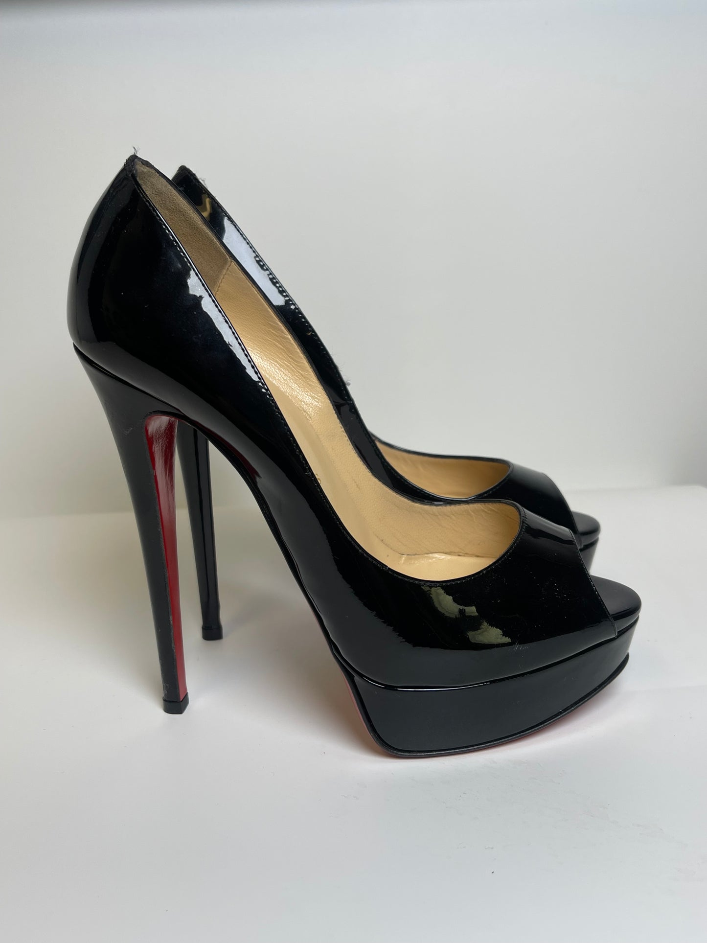 CHRISTIAN LOUBOUTIN SIZE 7.5 PATENT PUMPS