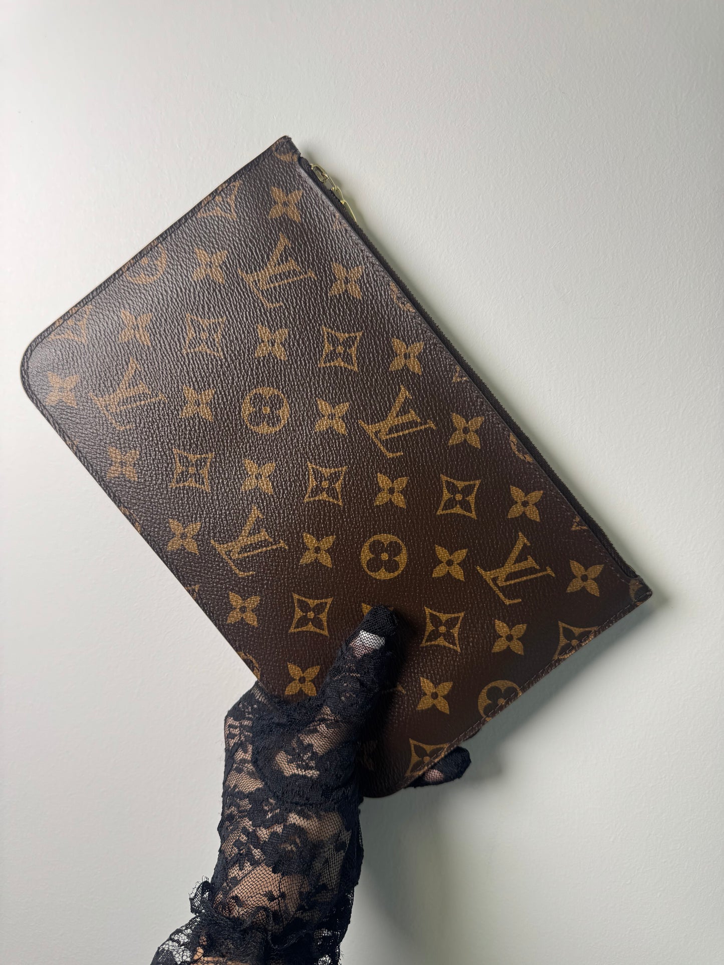 LOUIS VUITTON POUCH MM RED INTERIOR