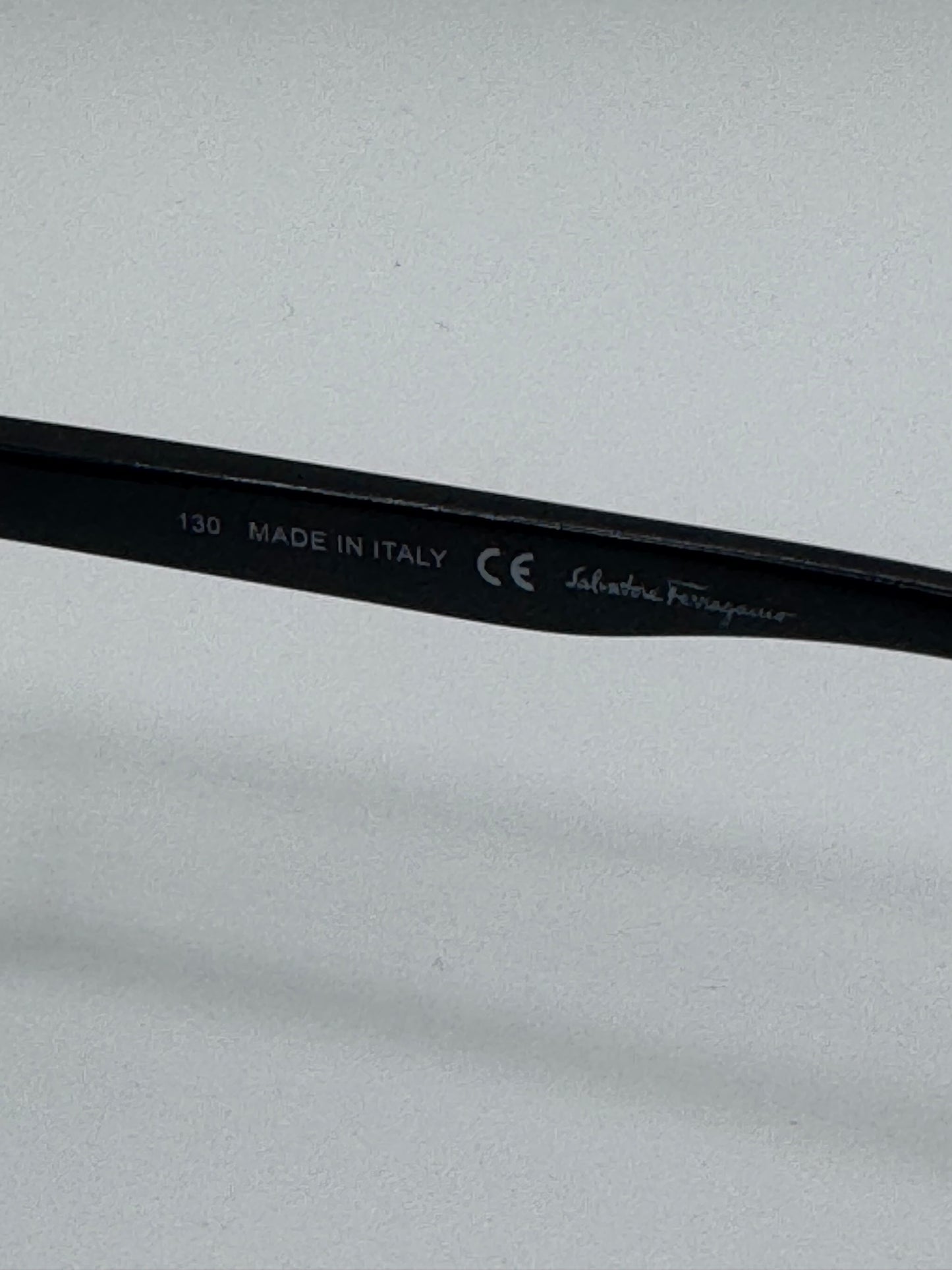 WOMENS ROUND SHAPED FERRAGAMO SUNGLASSES.