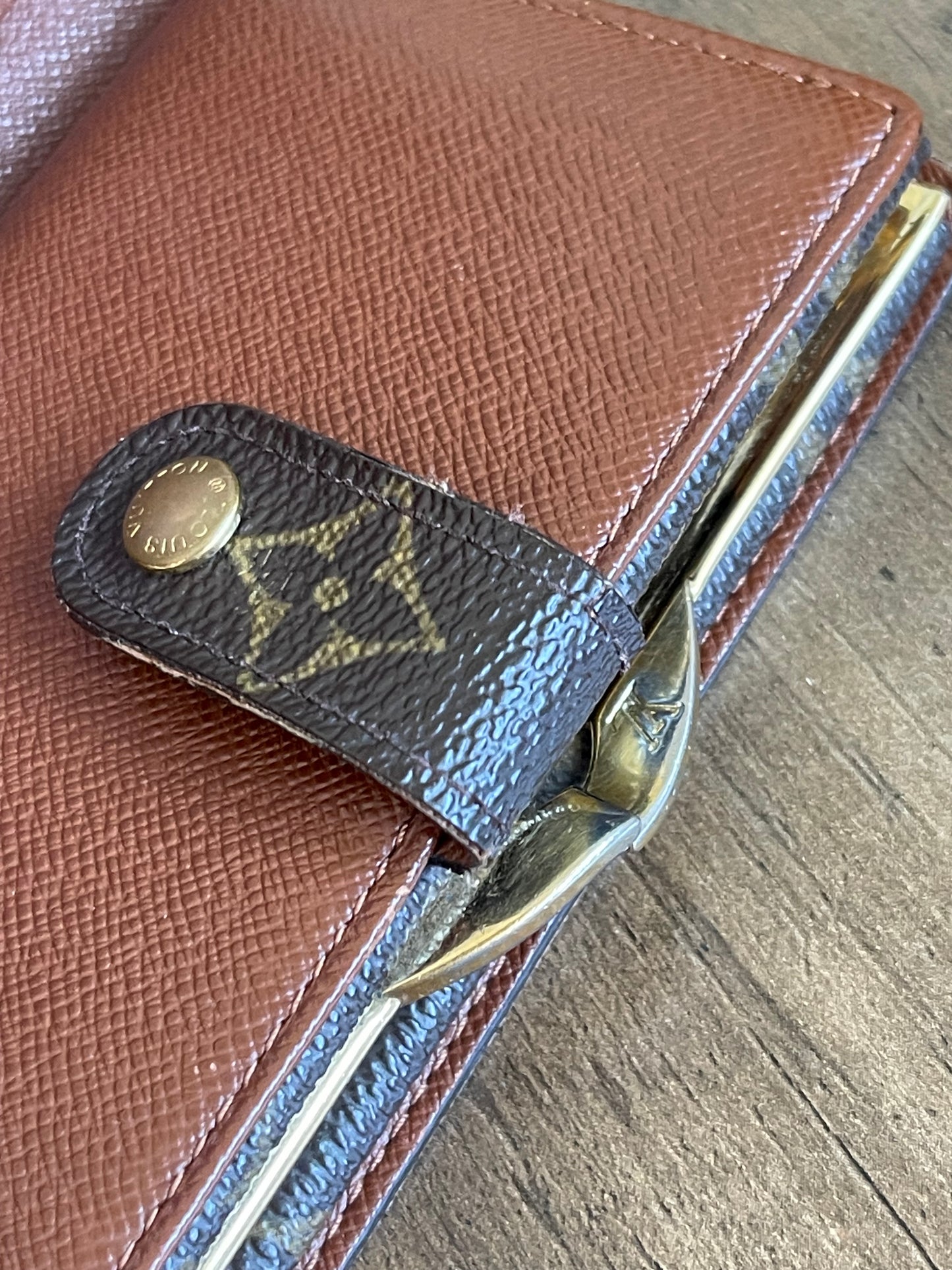 MONOGRAM LOUIS VUITTON KISSLOCK WALLET