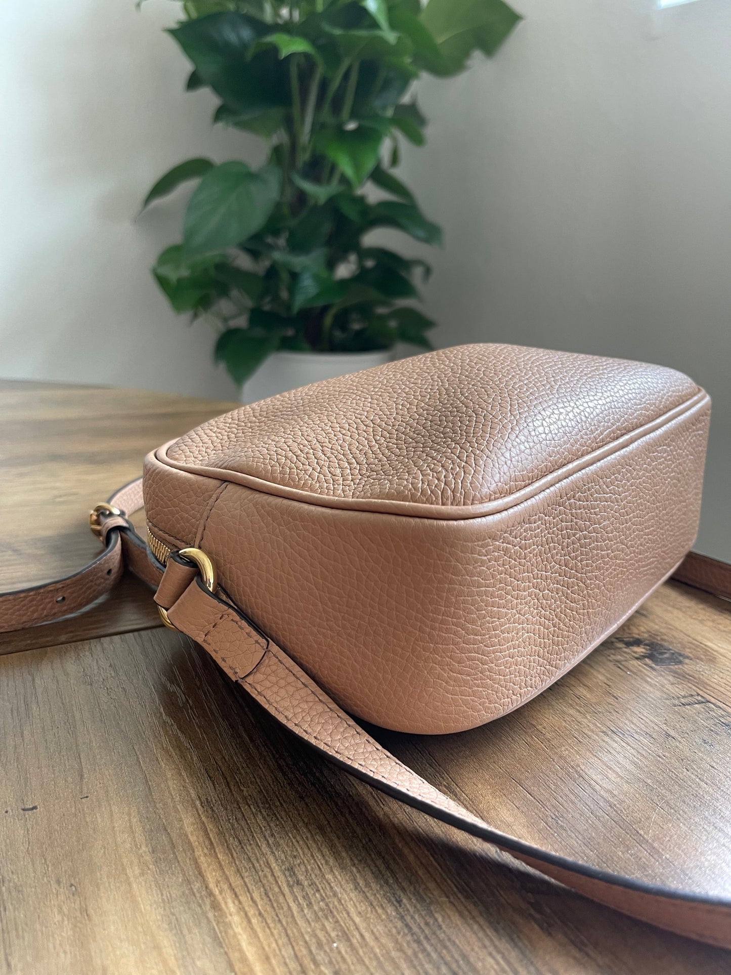 BEIGE GUCCI SOHO CROSSBODY