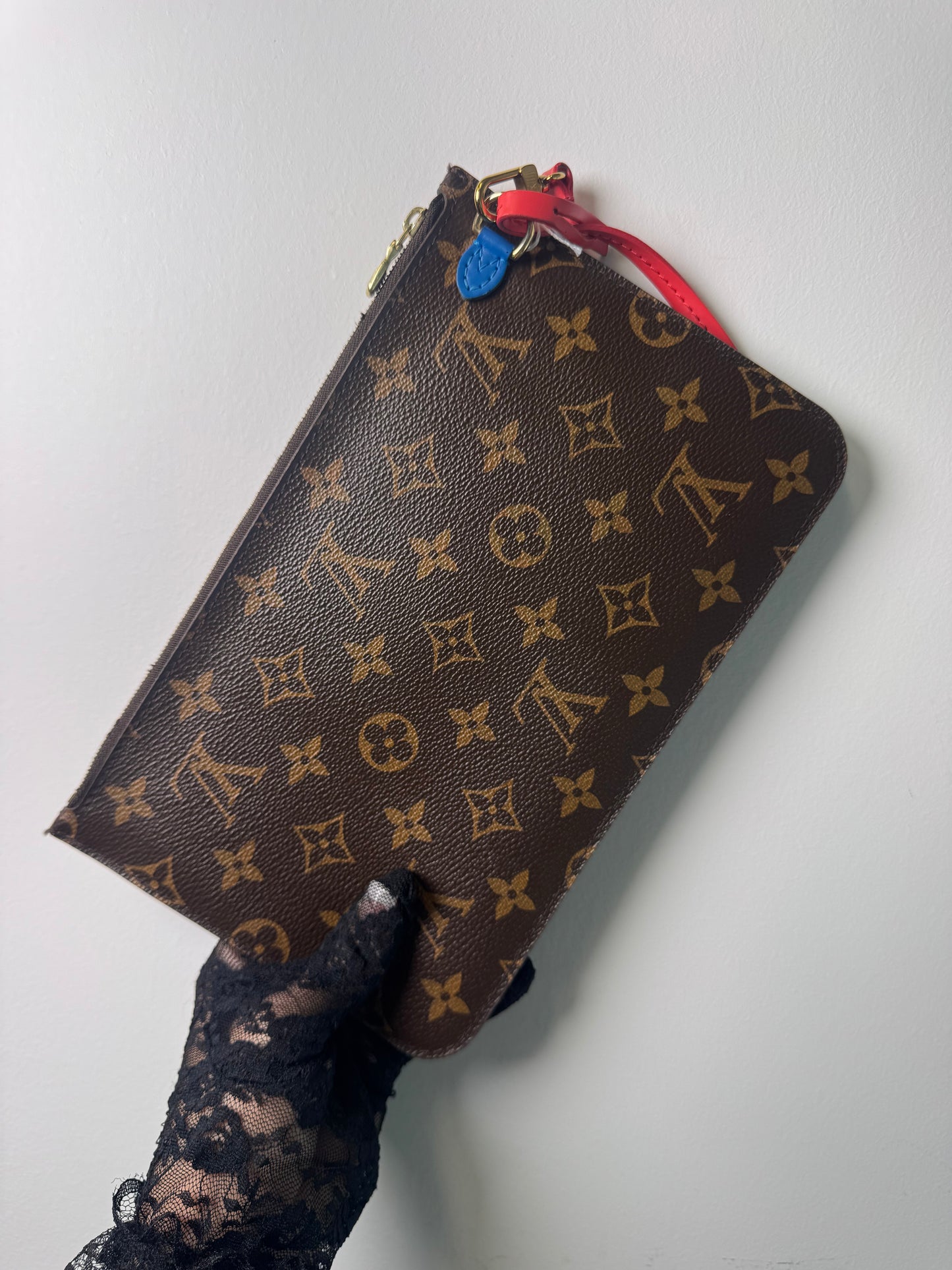 LOUIS VUITTON POUCH MM RED INTERIOR