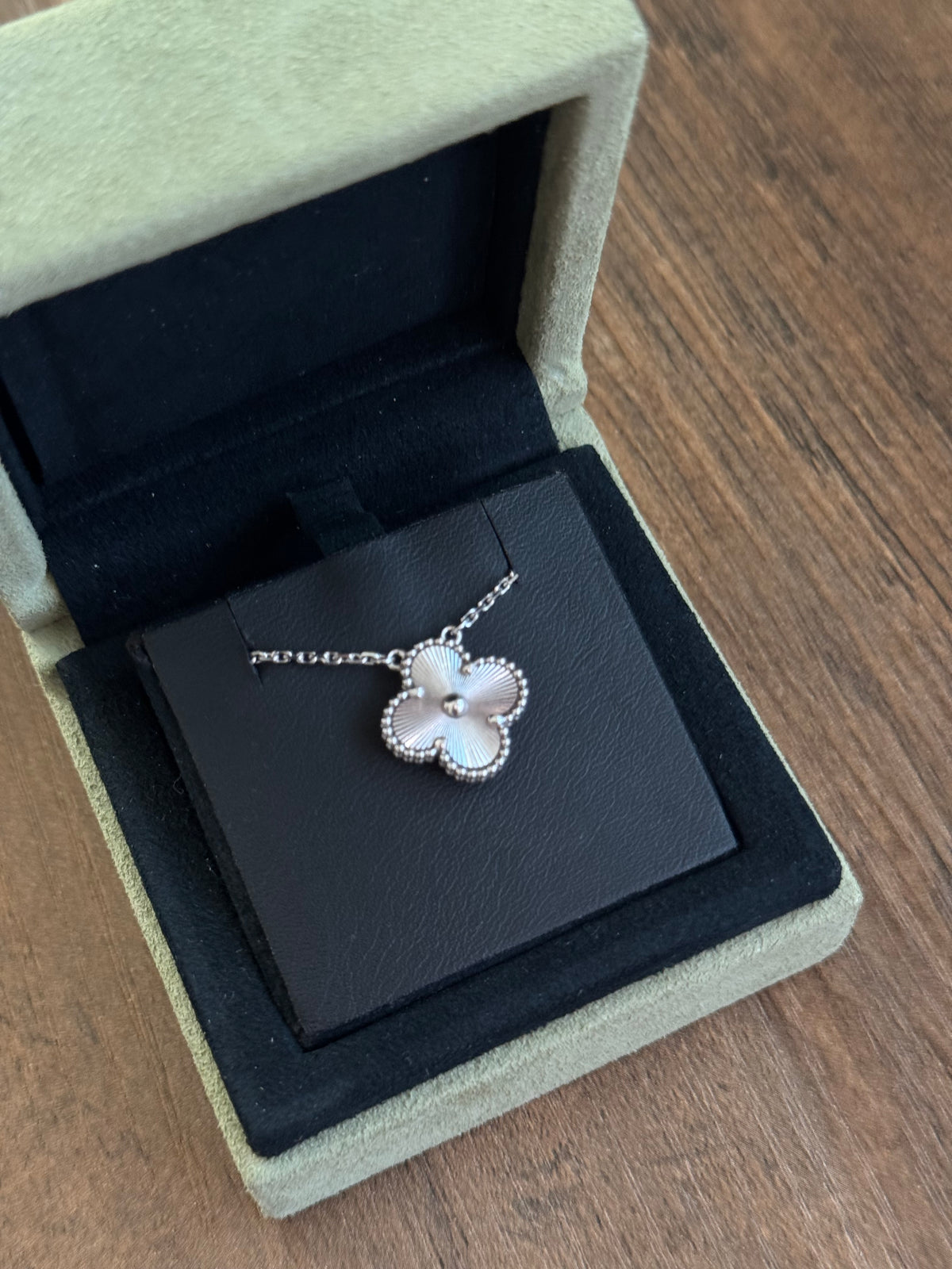 VAN CLEEF & ARPELS ALHAMBRA PENDANT 18k WHITE GOLD
