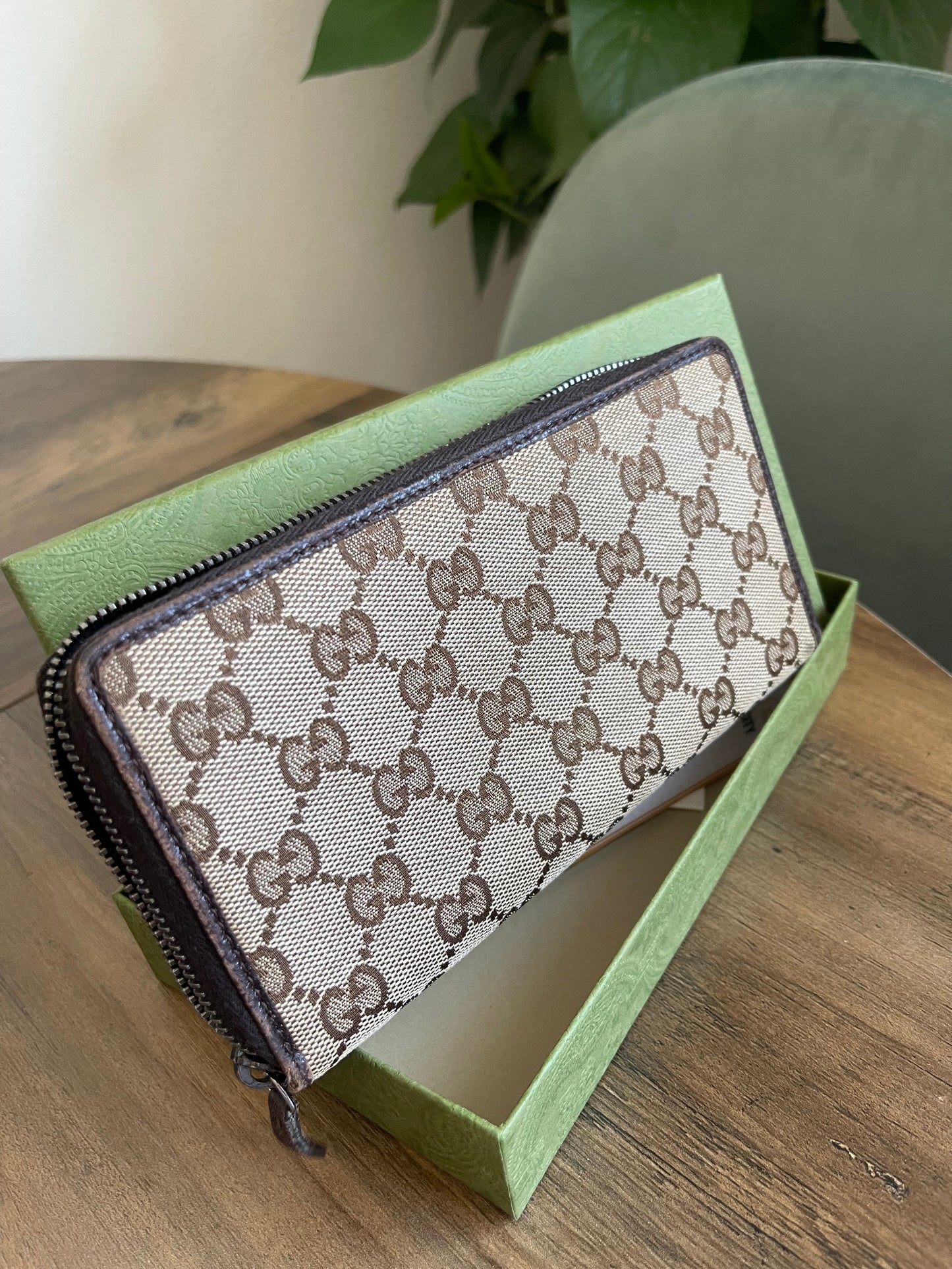 BROWN GUCCI ZIPPY WALLET