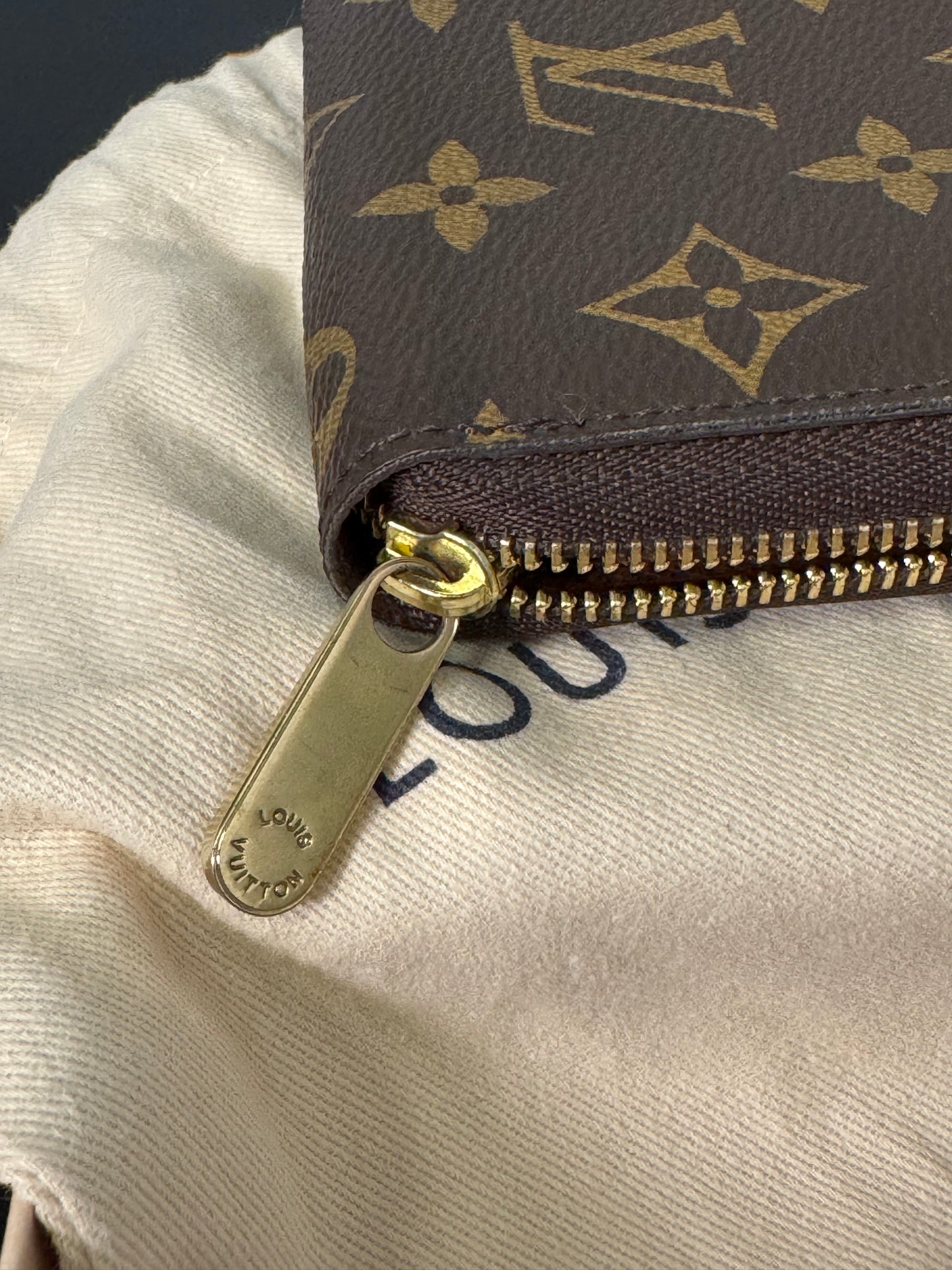 LOUIS VUITTON ZIPPY CARD HOLER