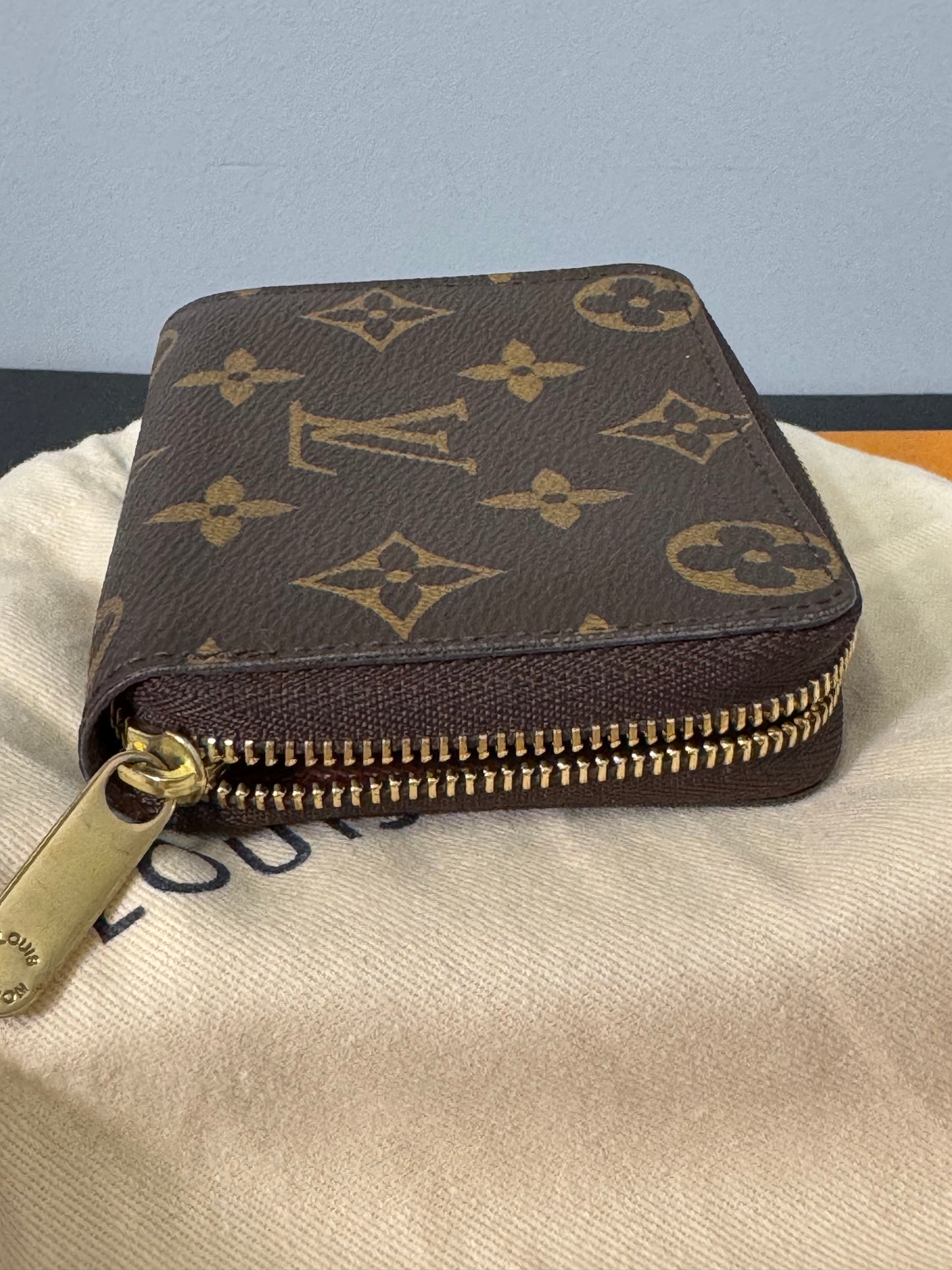 LOUIS VUITTON ZIPPY CARD HOLER