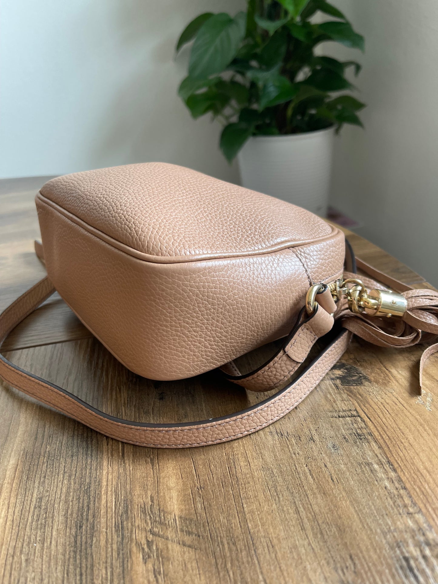BEIGE GUCCI SOHO CROSSBODY