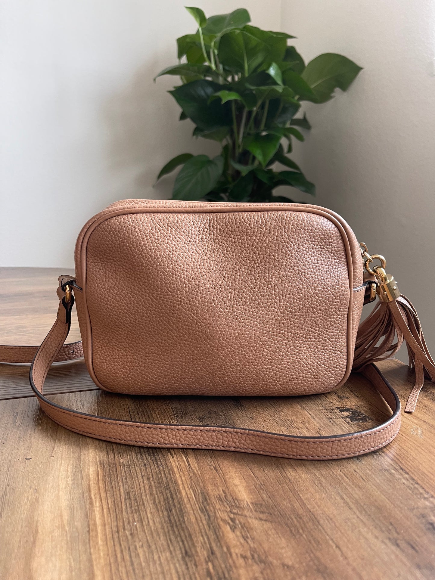 BEIGE GUCCI SOHO CROSSBODY
