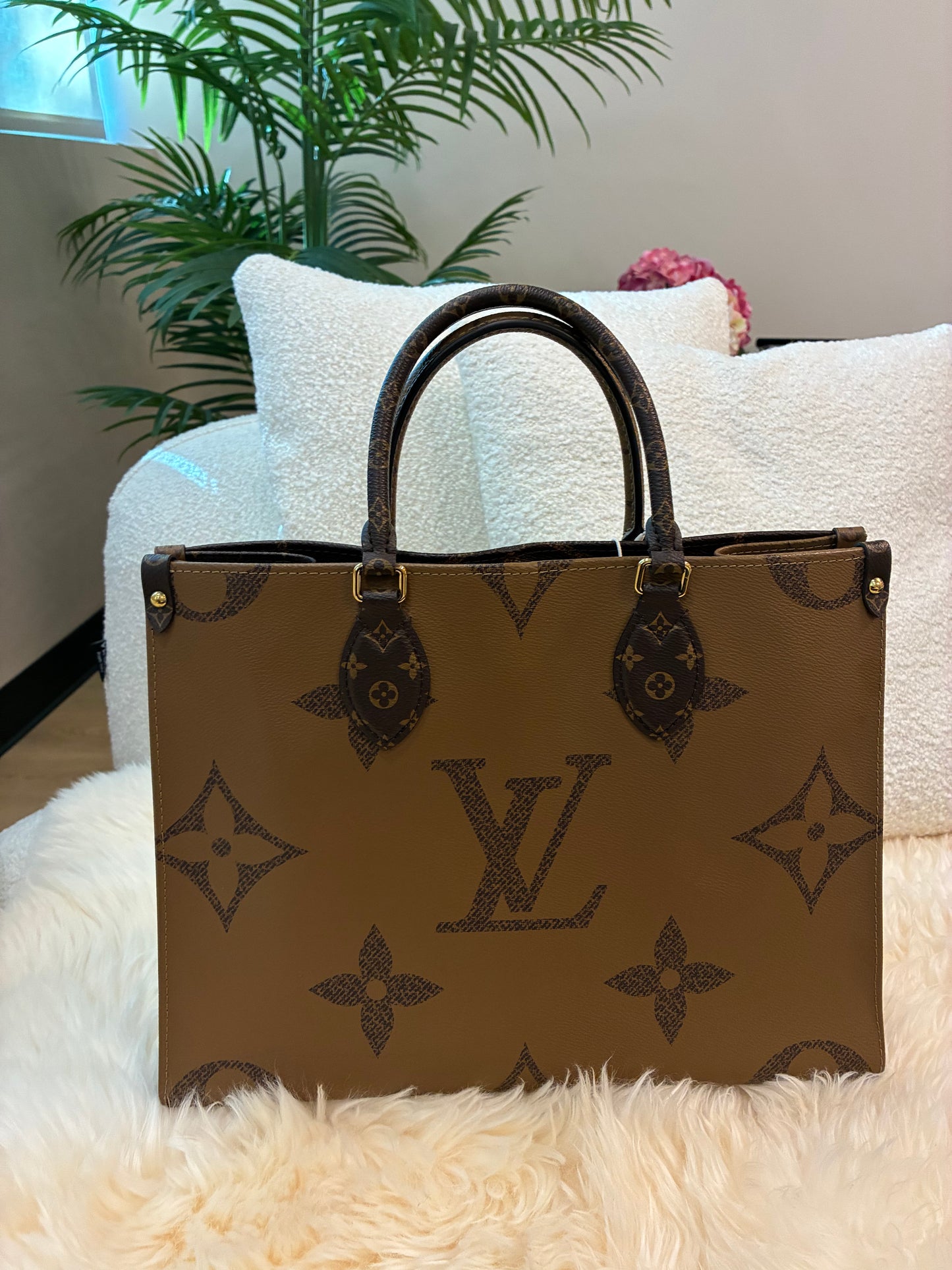 LOUIS VUITTON ON THE GO MM REVERSE MONOGRAM
