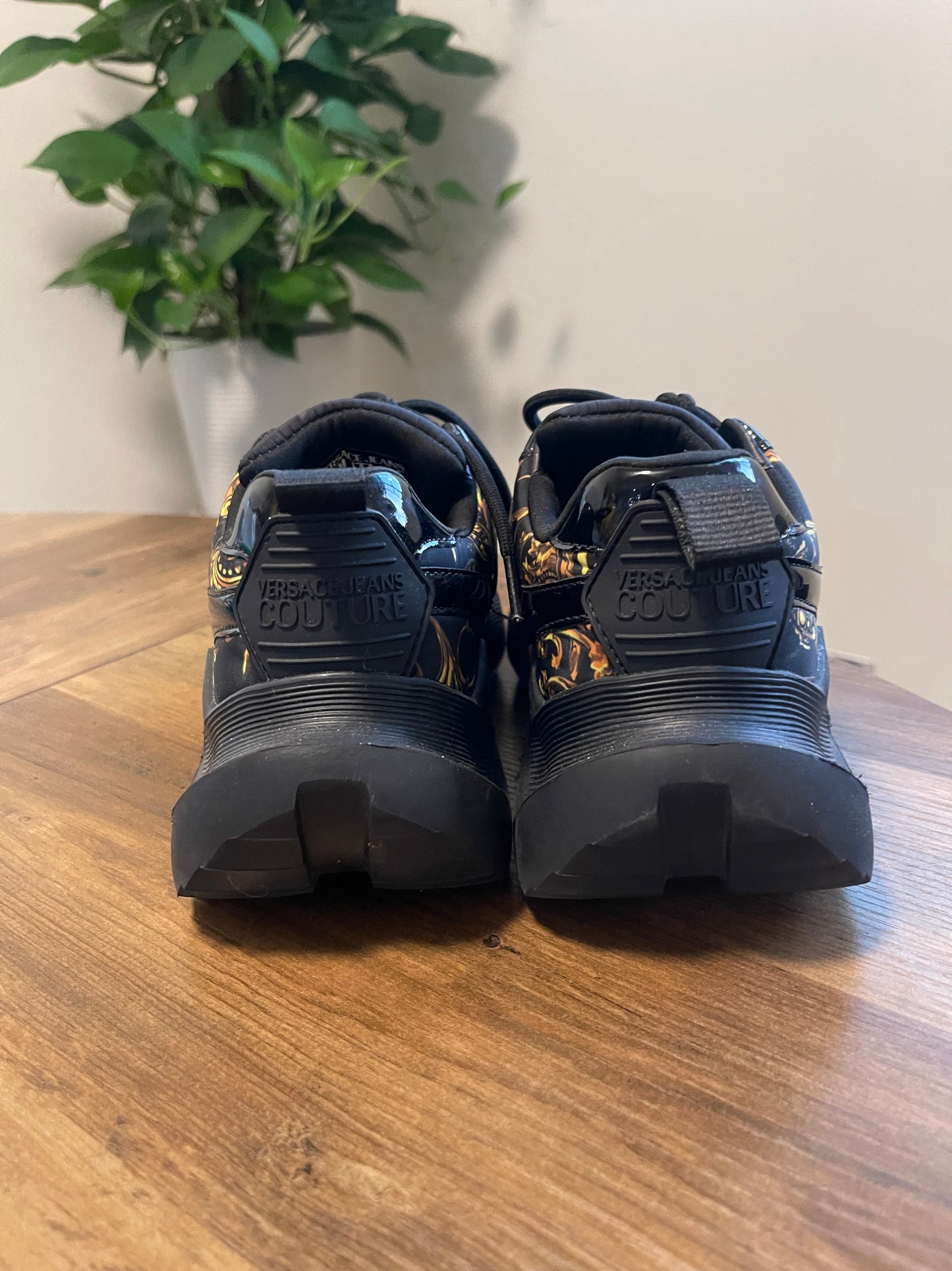 VERSACE WOMENS SNEAKERS SIZE 6