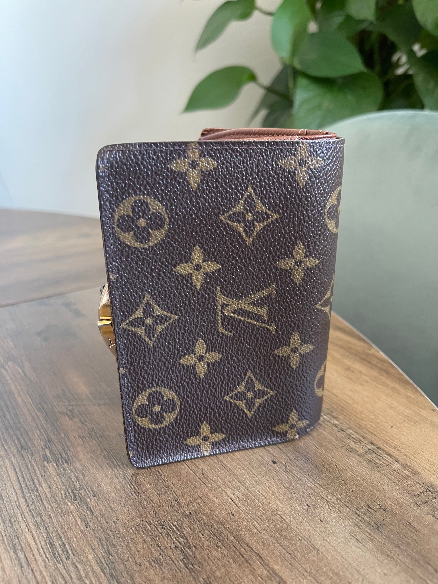 MONOGRAM LOUIS VUITTON KISSLOCK WALLET