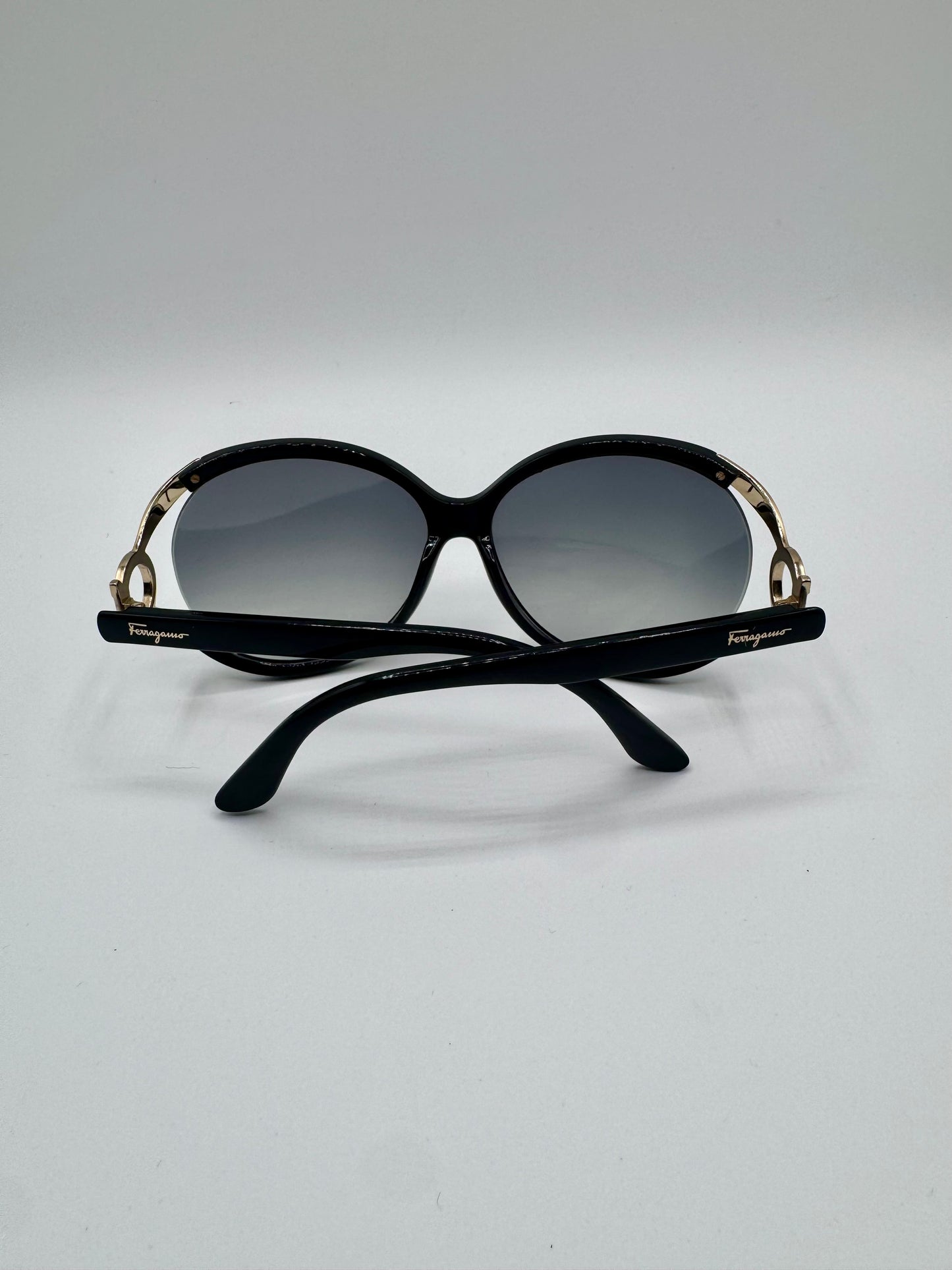 WOMENS ROUND SHAPED FERRAGAMO SUNGLASSES.