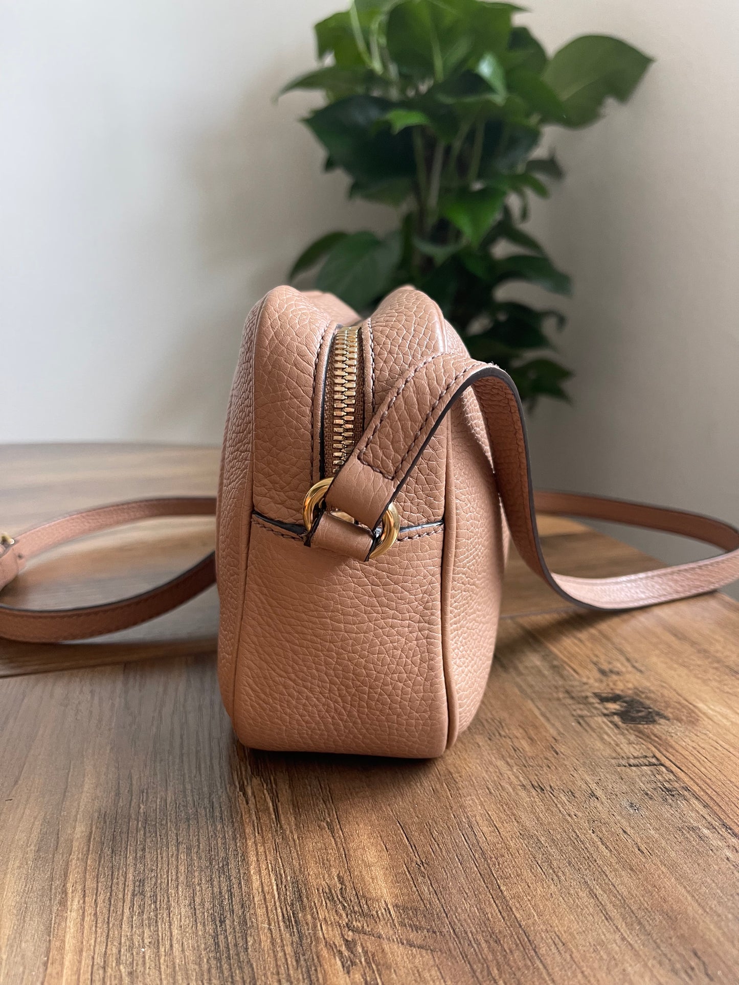 BEIGE GUCCI SOHO CROSSBODY