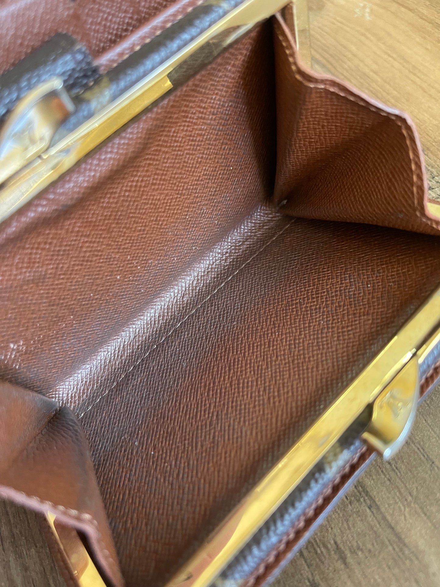MONOGRAM LOUIS VUITTON KISSLOCK WALLET