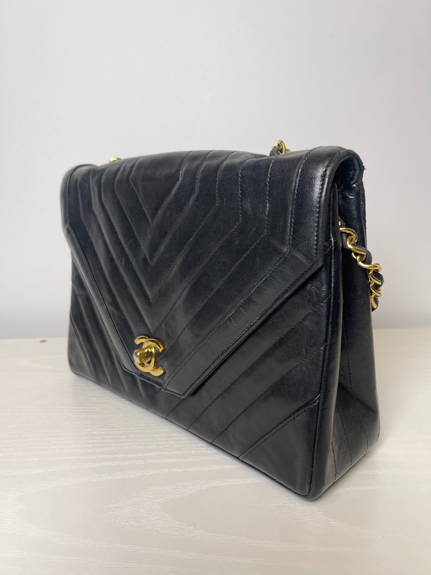 VINTAGE CHANEL CHEVRON SHOULDER BAG
