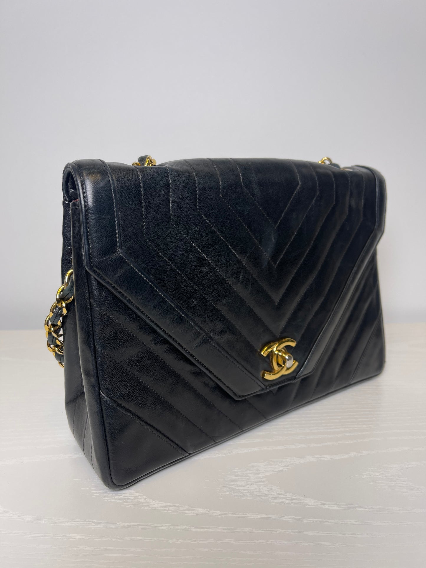VINTAGE CHANEL CHEVRON SHOULDER BAG