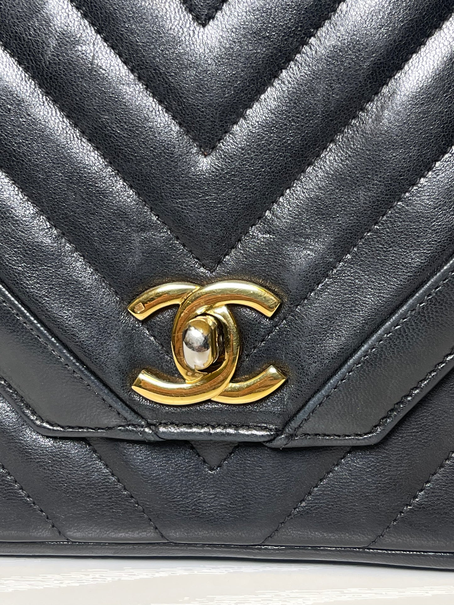 VINTAGE CHANEL CHEVRON SHOULDER BAG